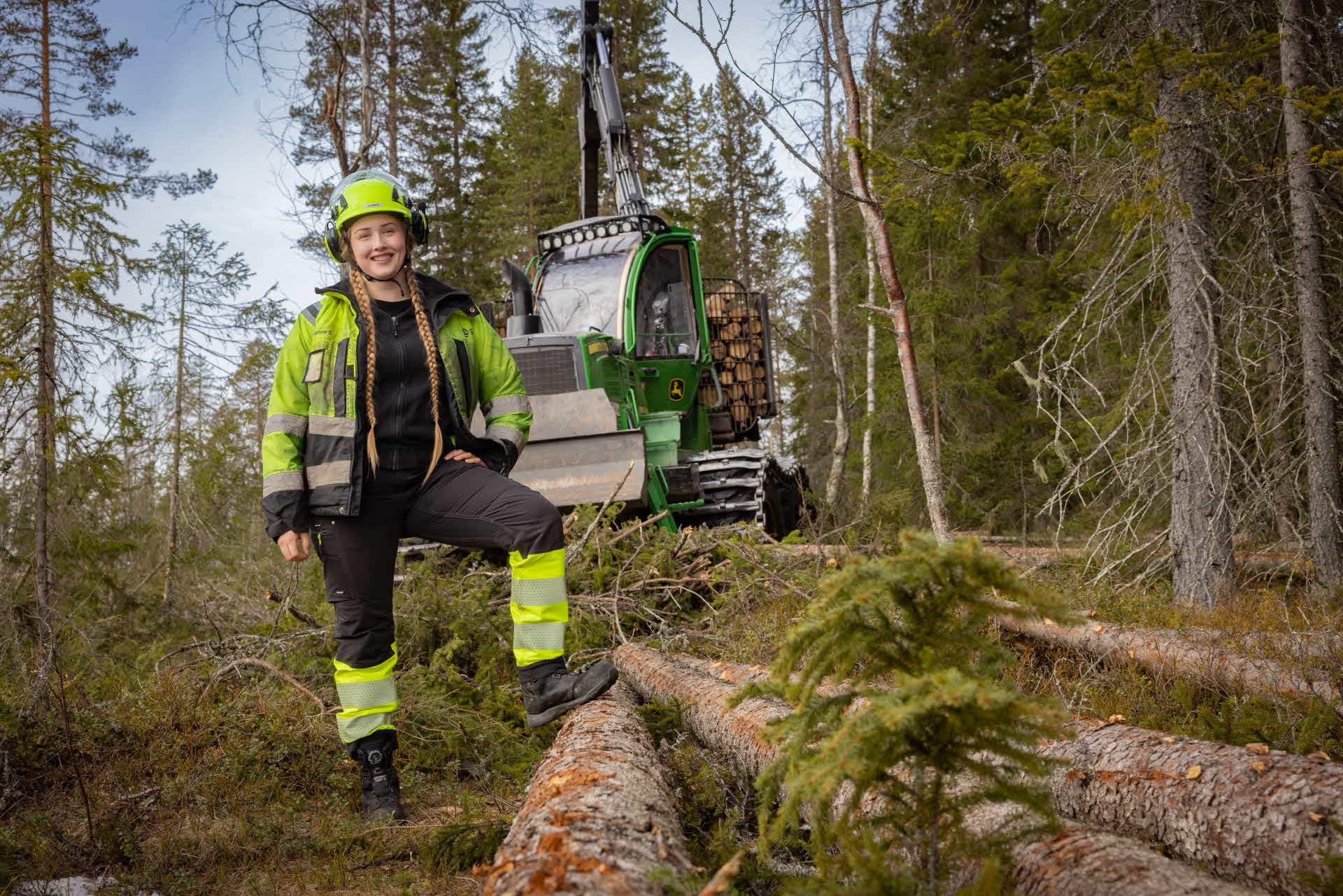 Johanna Strid, skotarförare, framför skotaren i skogen
