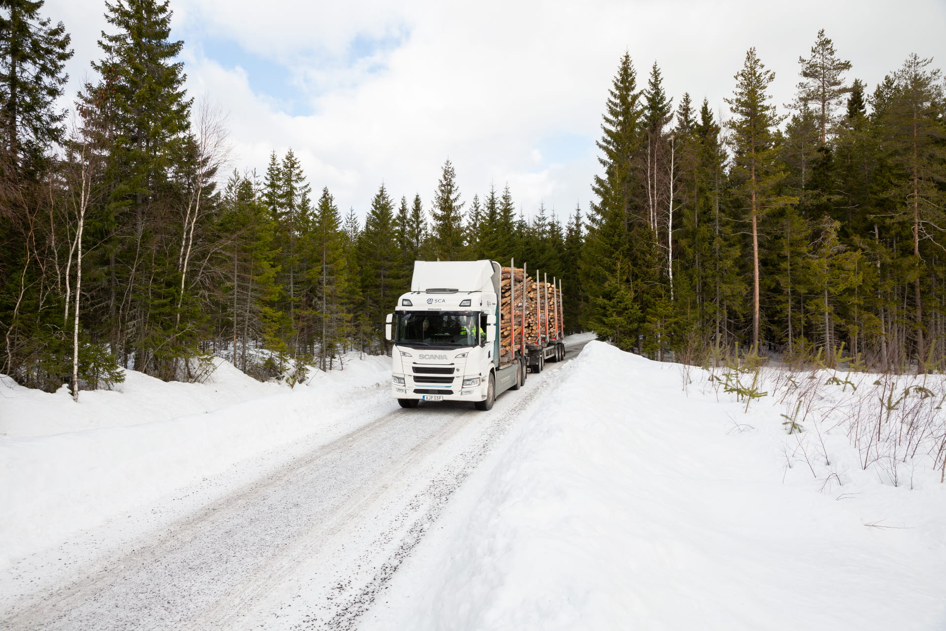 World premiere for SCA's electric timber truck in the forest