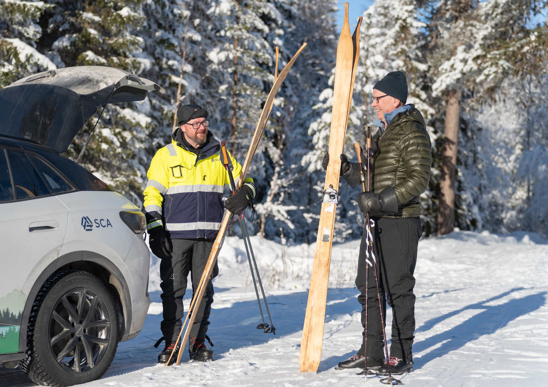 Virkesköpare och skogsägare i vinterskog