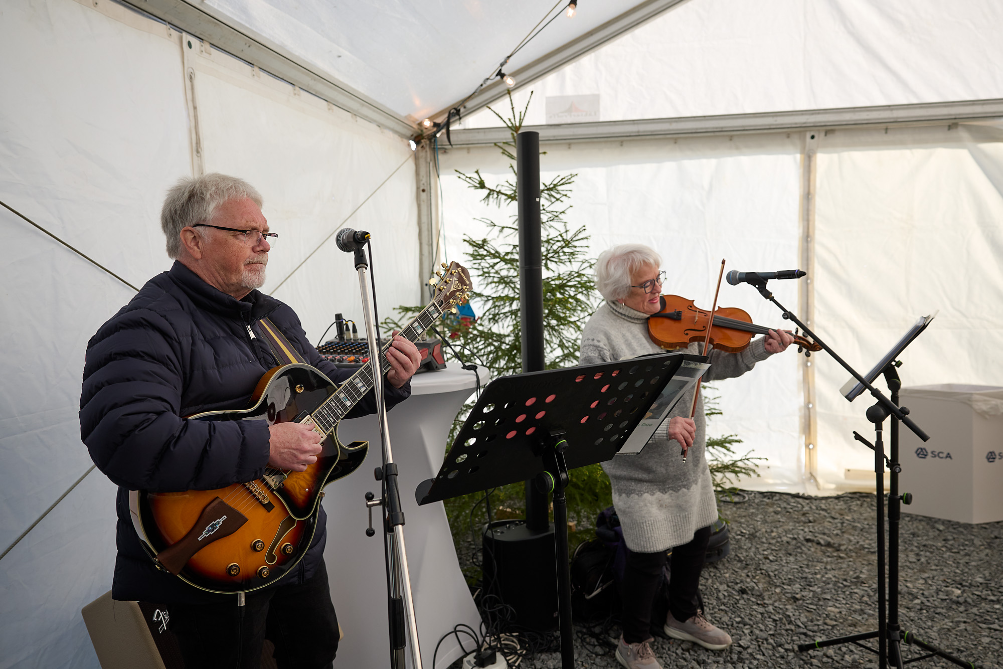 Tomas Nilsson på gitarr och Ulla-Britta Johansson på sång och fiol underhöll publiken.