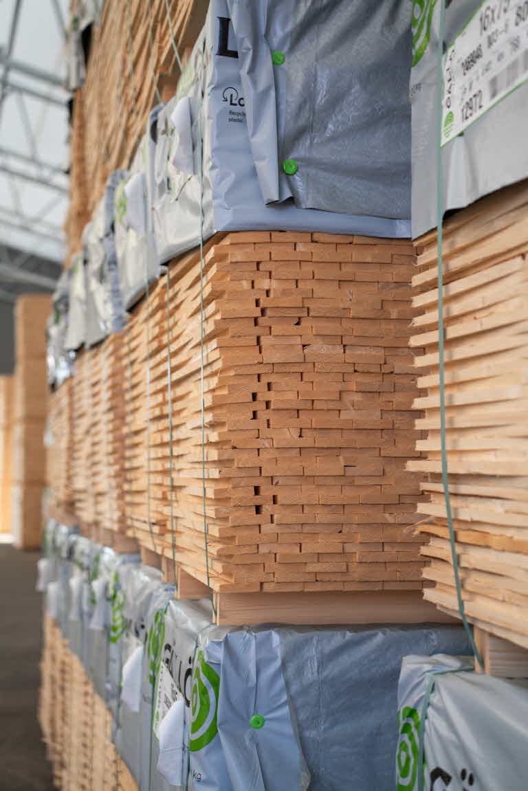Färdigpackade träpaket i staplar.