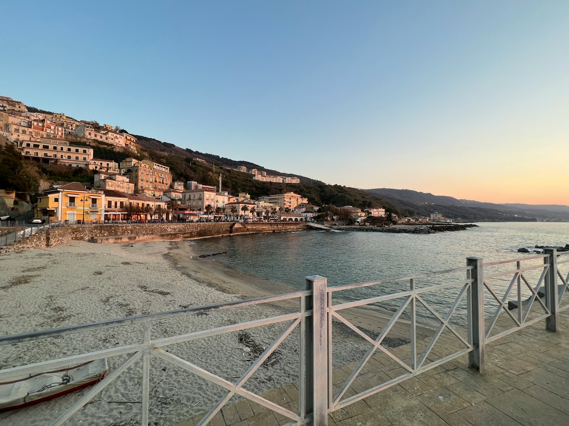 Solnedgång över havet och den italienska bergsbyn Pizzo. 