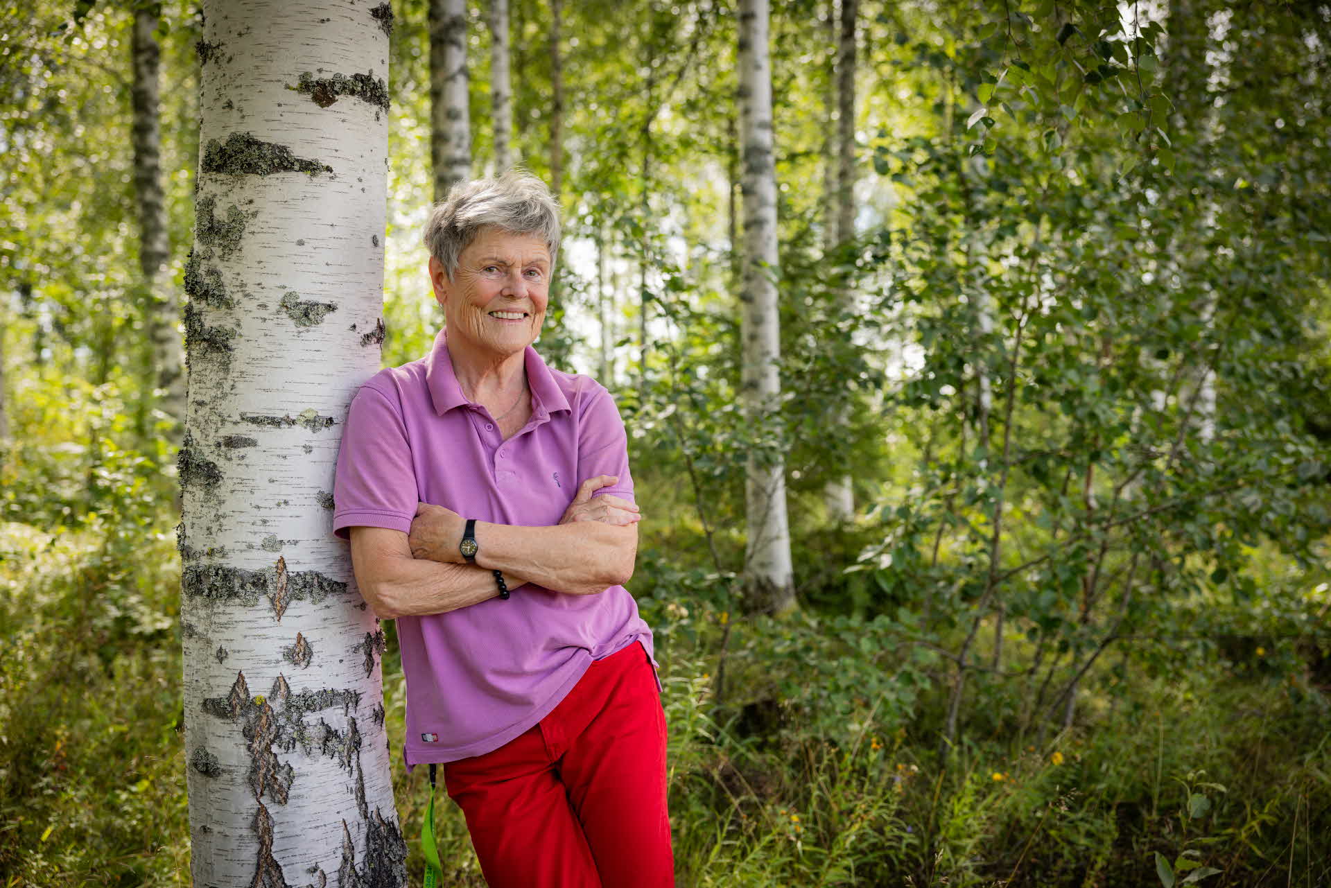 Porträtt på skogsägaren Maria Westrin Wernström ute i skogen.