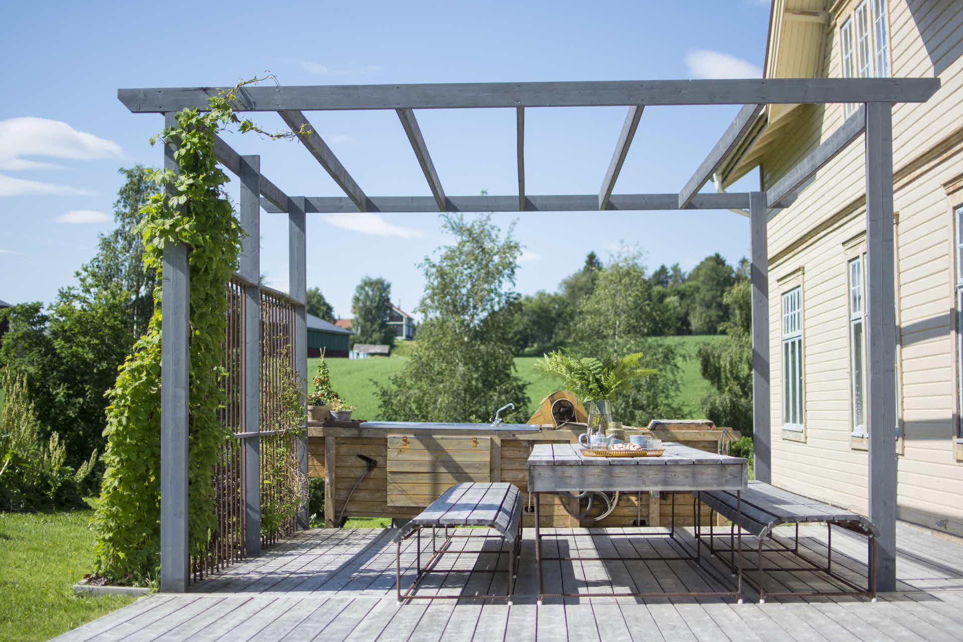 pergola, terrasse, langbord, benker av kjernefuru.