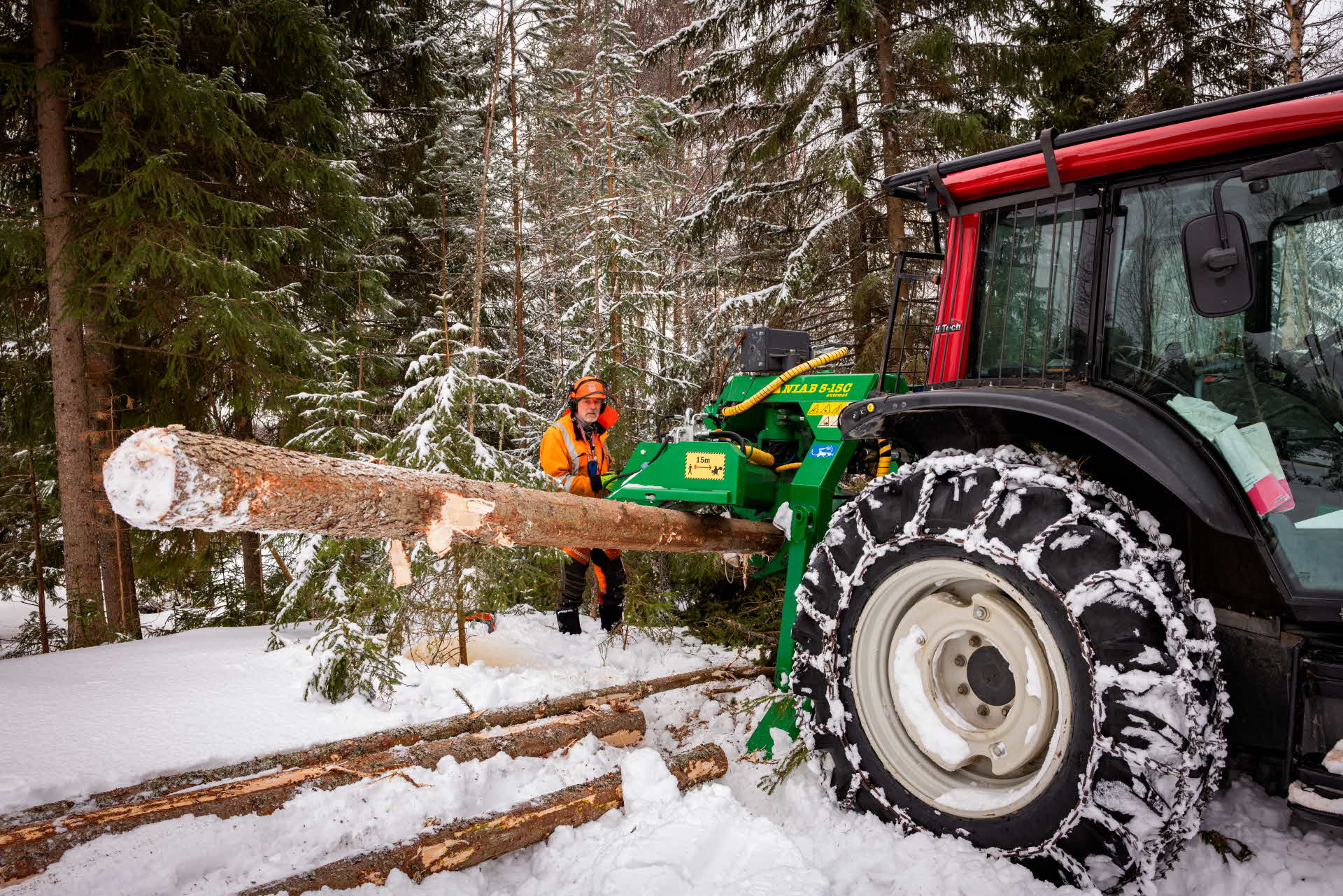 Skogsägare jobbar i sin skog