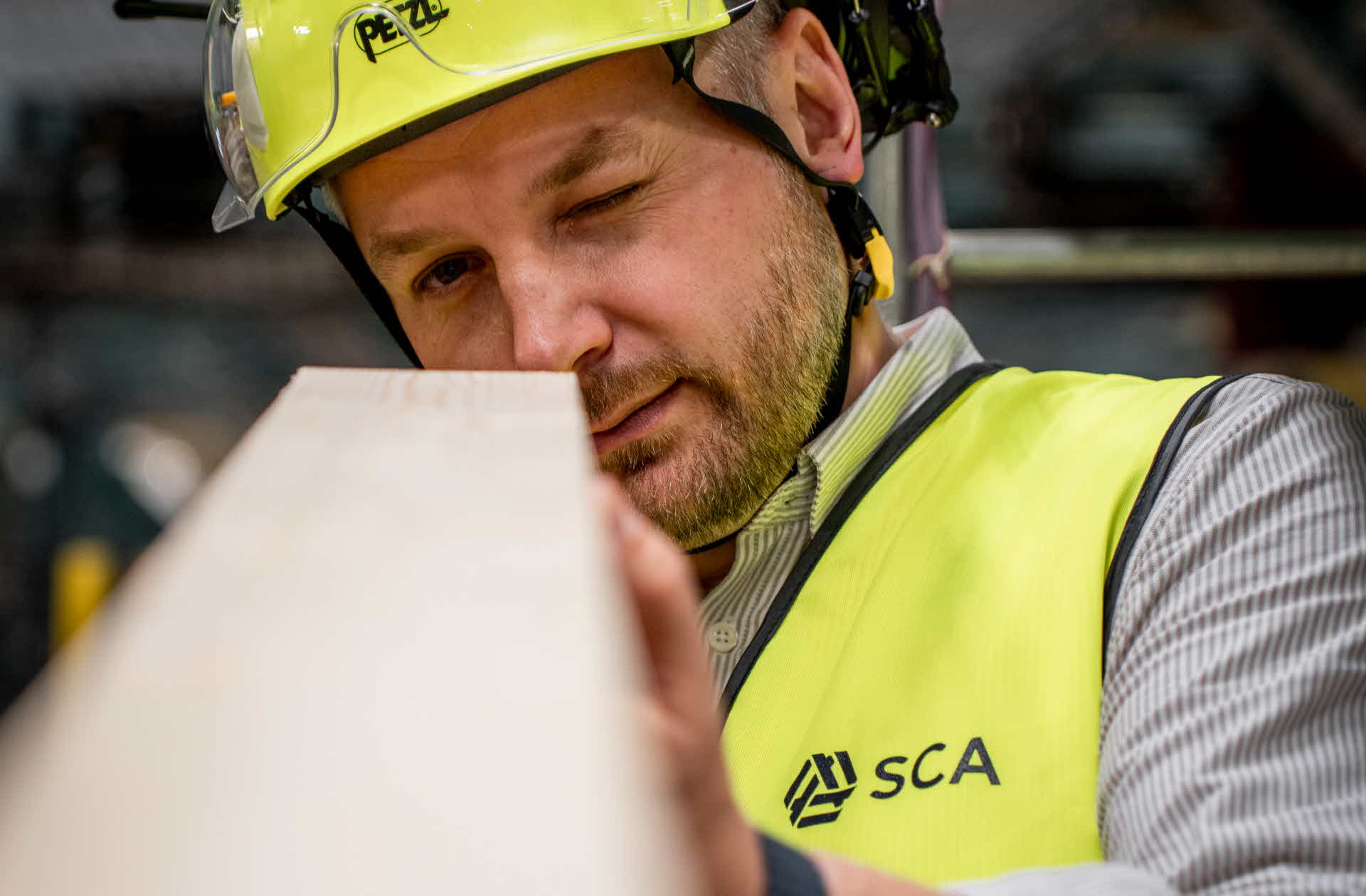 Porträtt på affärsutvecklare i produktionsmiljö