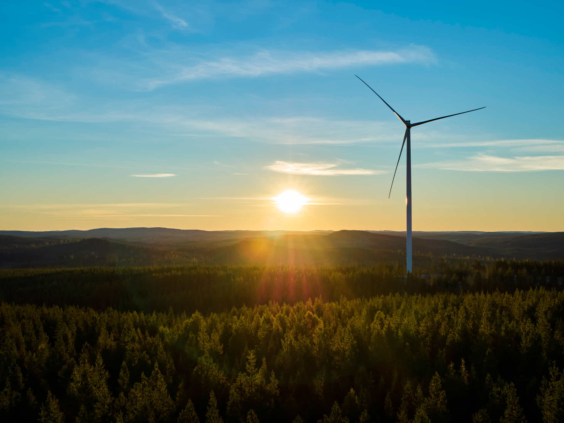 Vindkraftverk i soluppgång