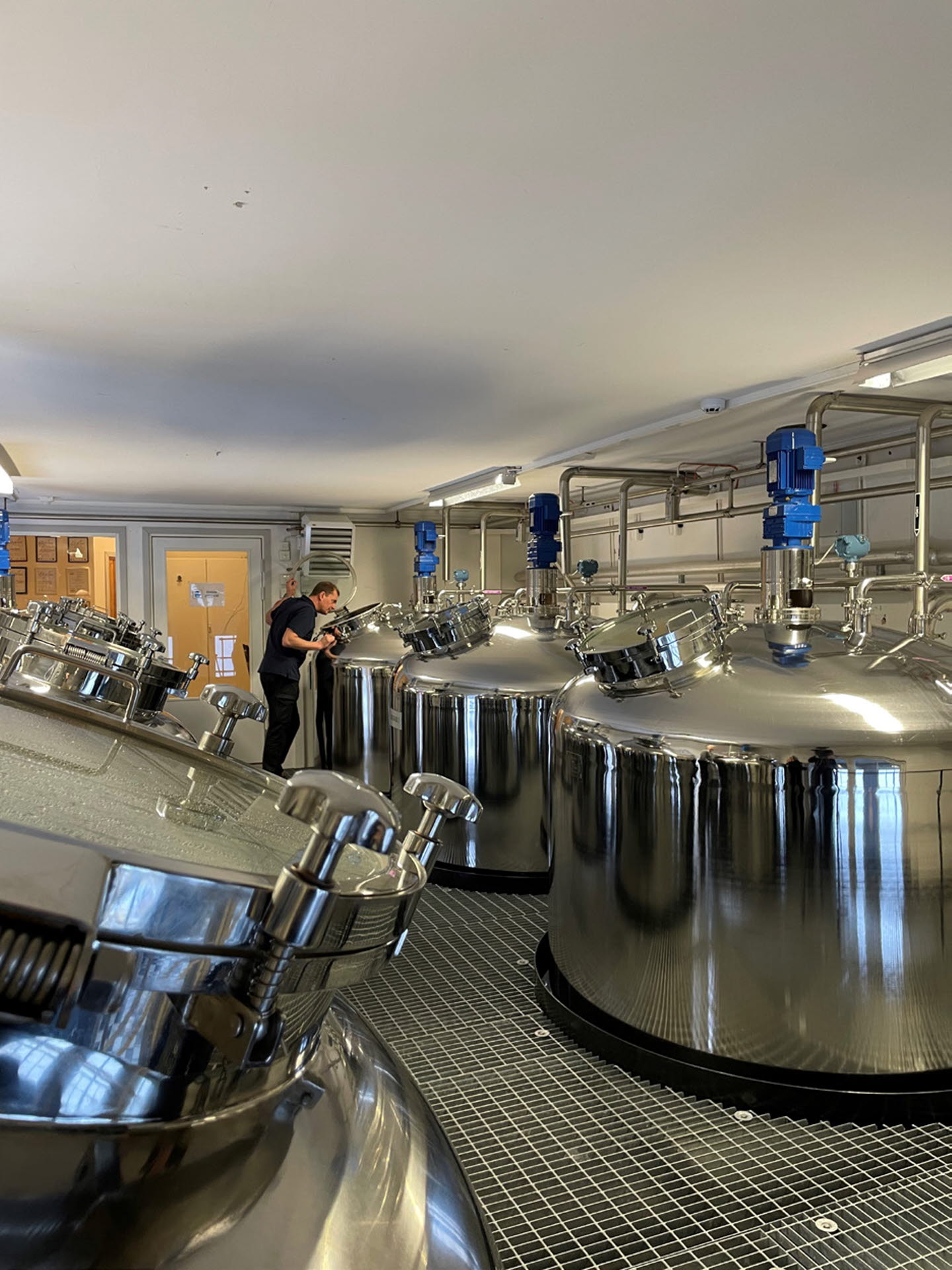 High Coast Distillery nyttjar de unika förutsättningarna som finns lokalt för att producera whisky i världsklass. De använder bara naturliga råvaror och inga tillsatser.