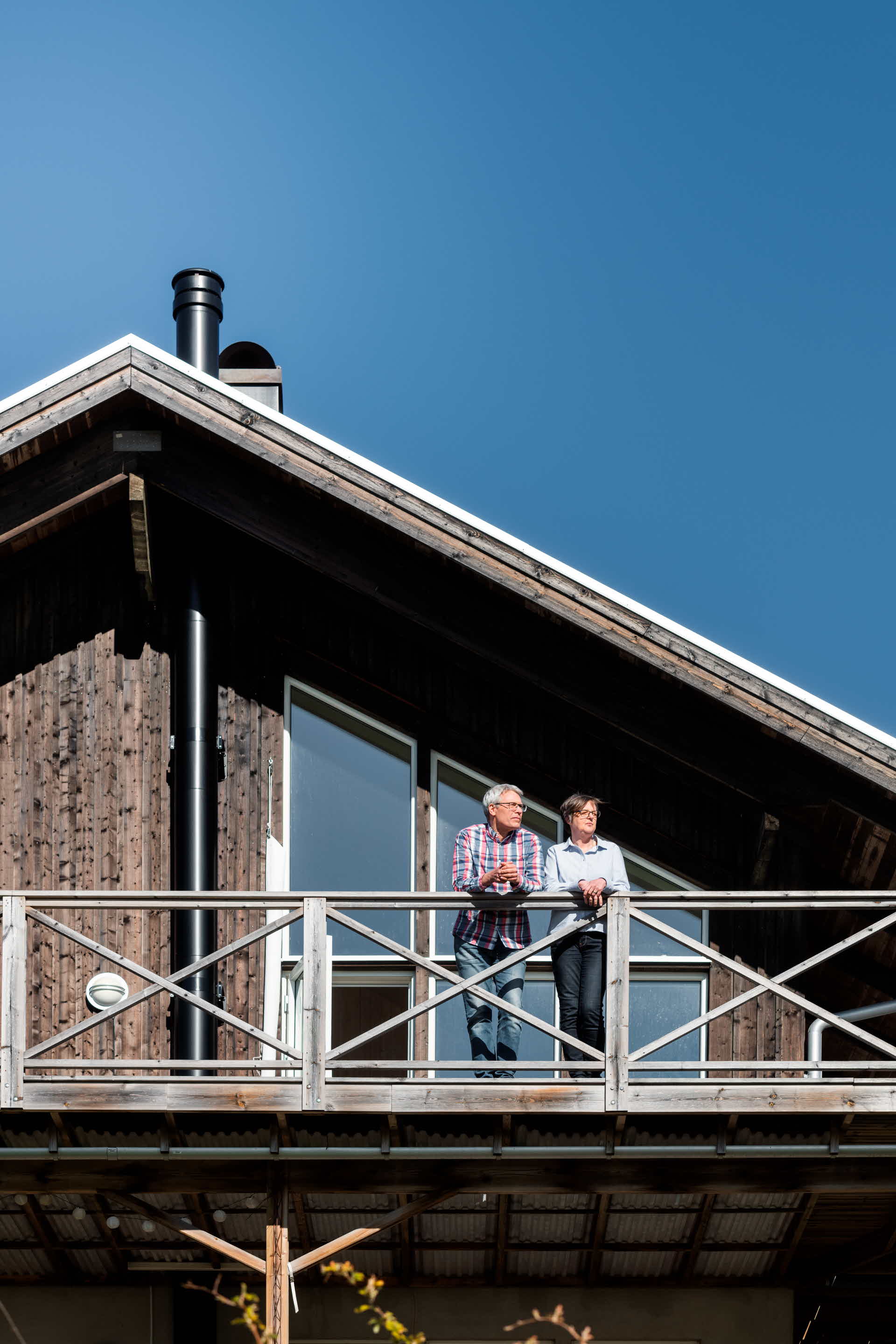 Nils och Lena i sitt hållbara hus