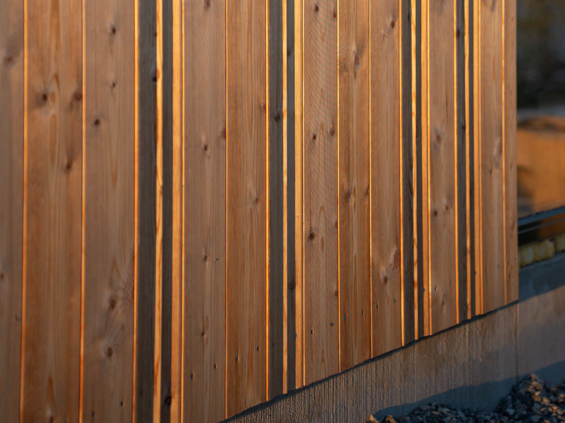 En modern svartmålad villa klädd i SCA Lynx innovativa paneler.