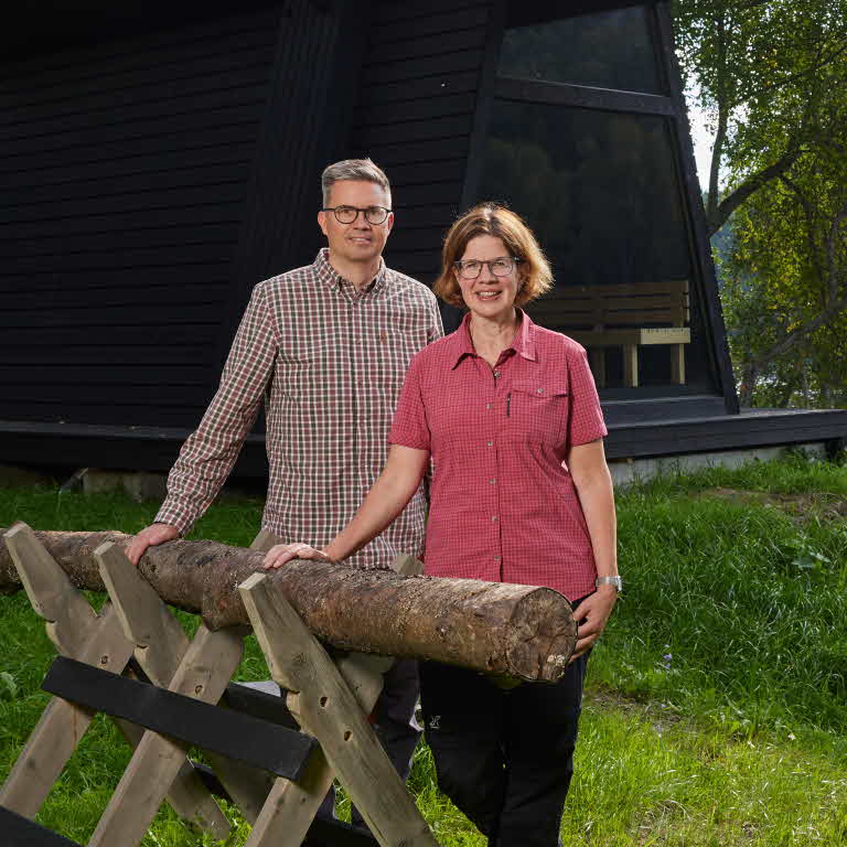 Kristina och Anders framför stugan