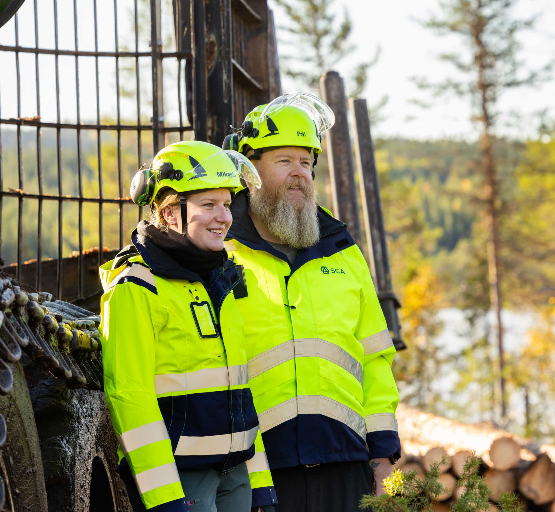 Två elever vid skogsmaskinförarutbildningen