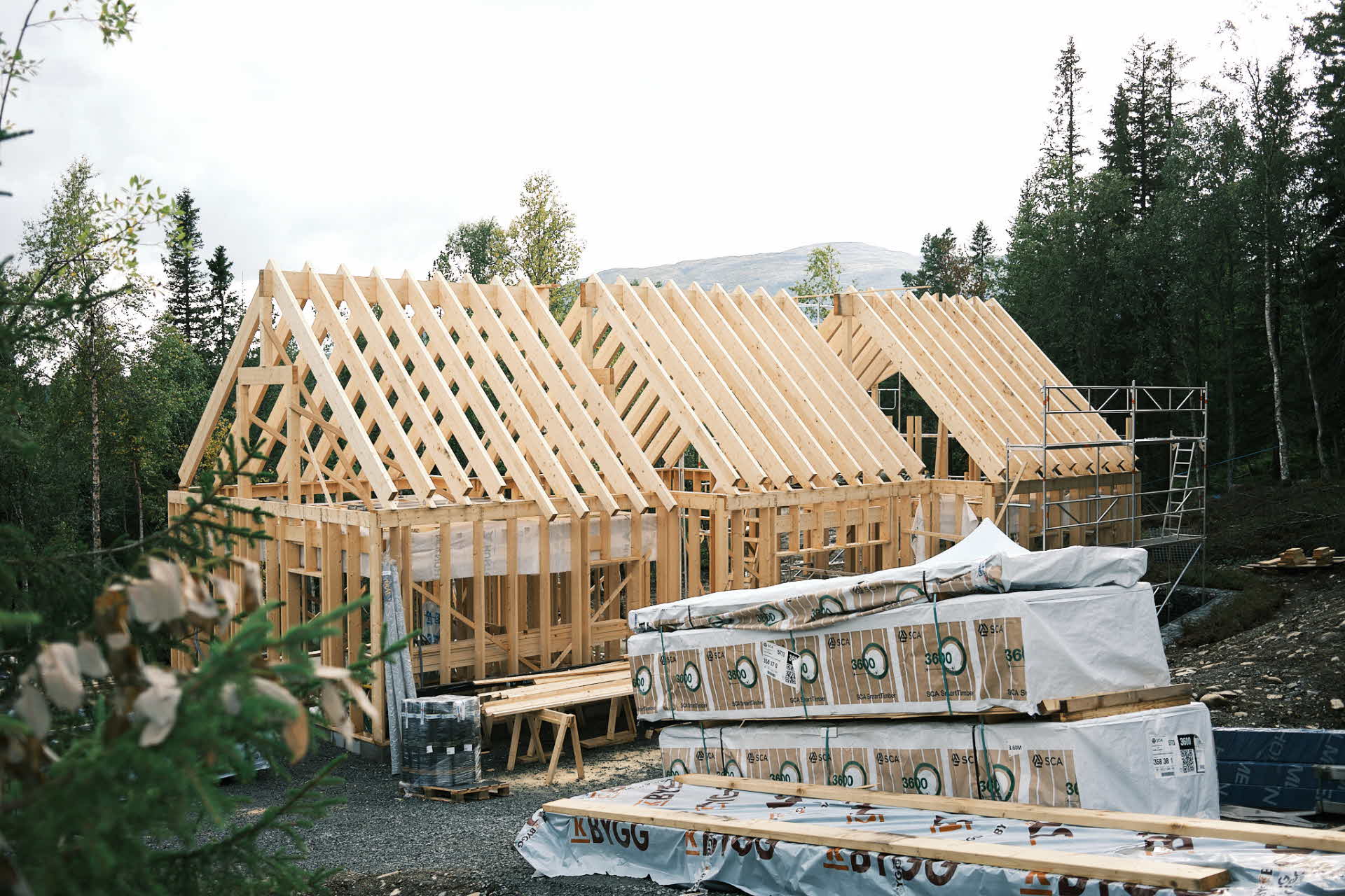 Fjället Cabin under byggprocessen