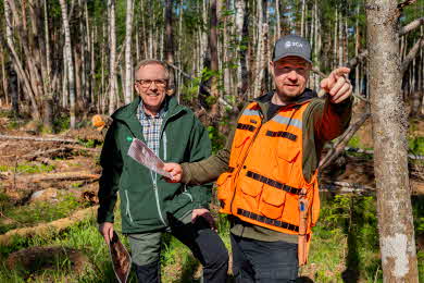 Skogsägare med virkesköpare