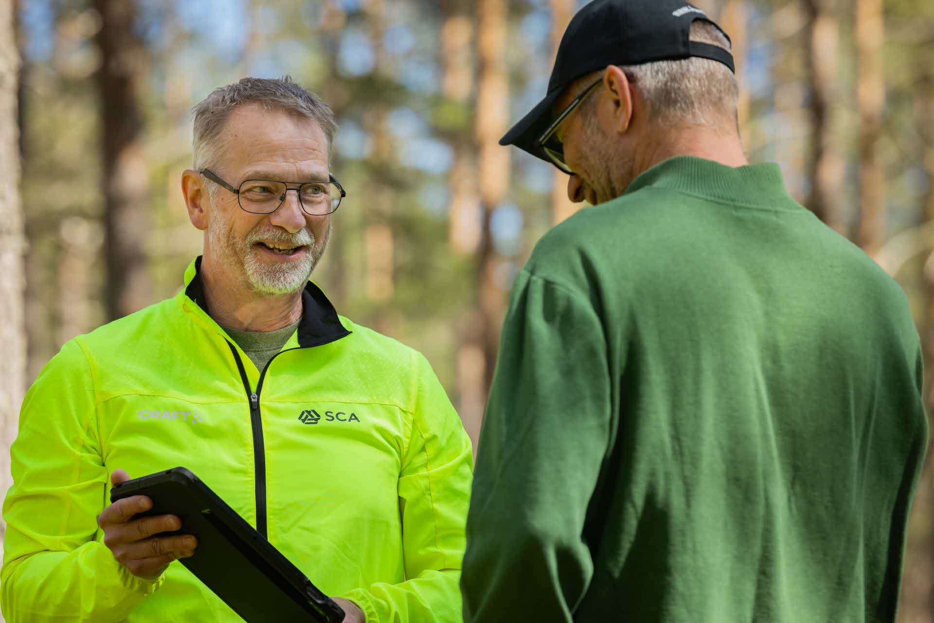 Skogsägare och virkesköpare i skogen