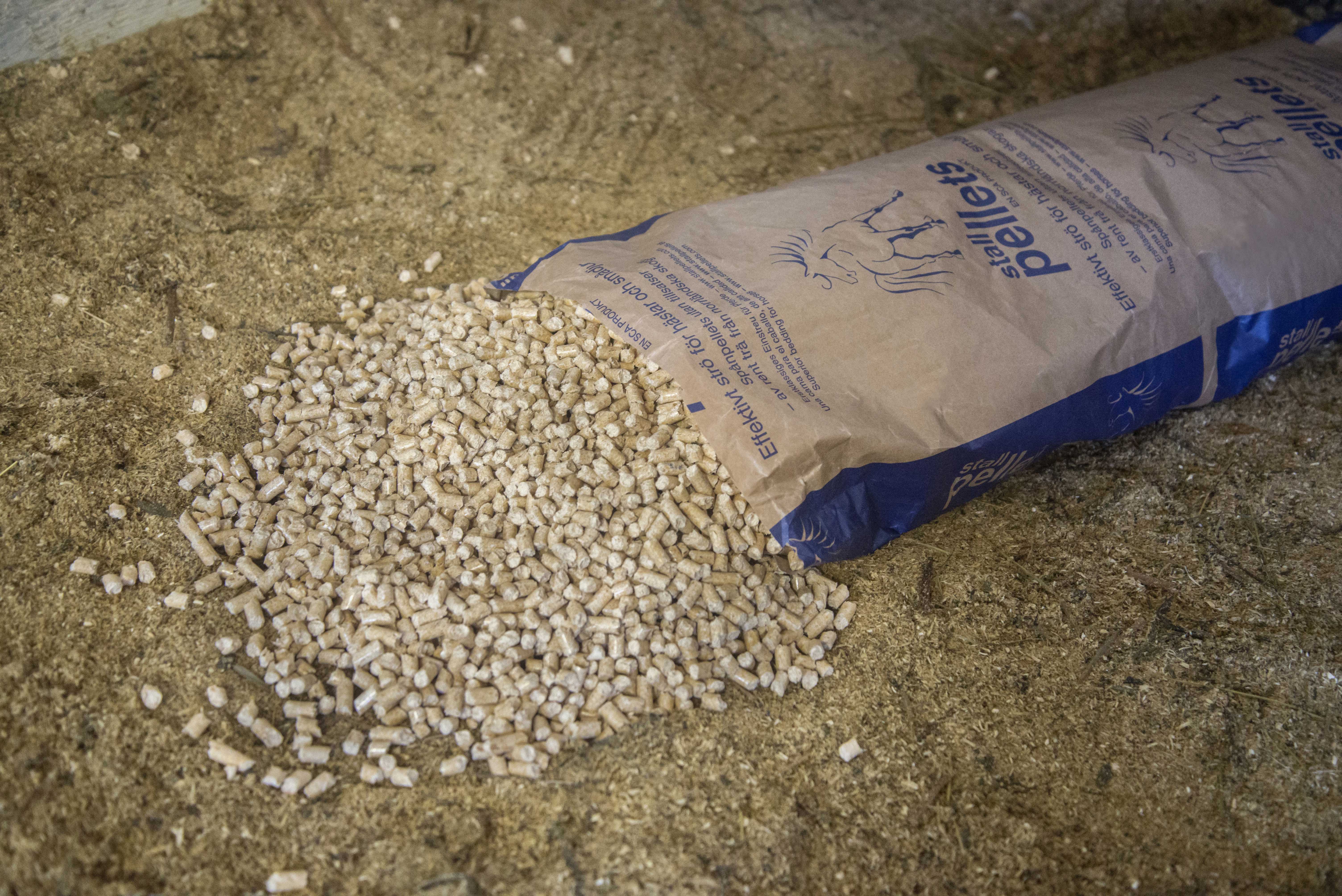 Stallpellets i en box