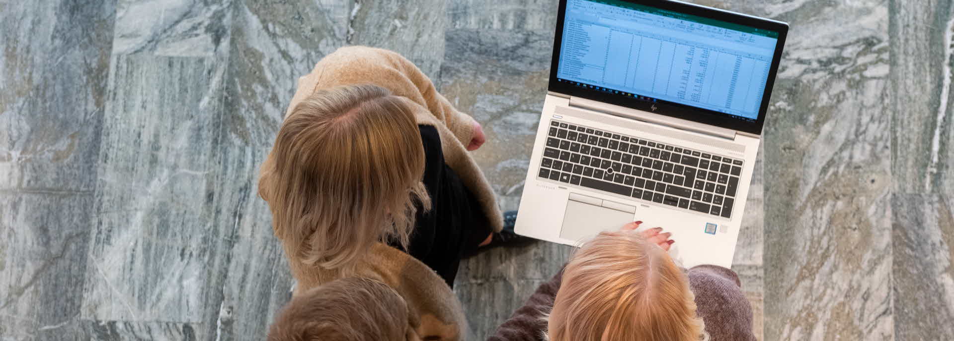 Två personer tittar på en dator