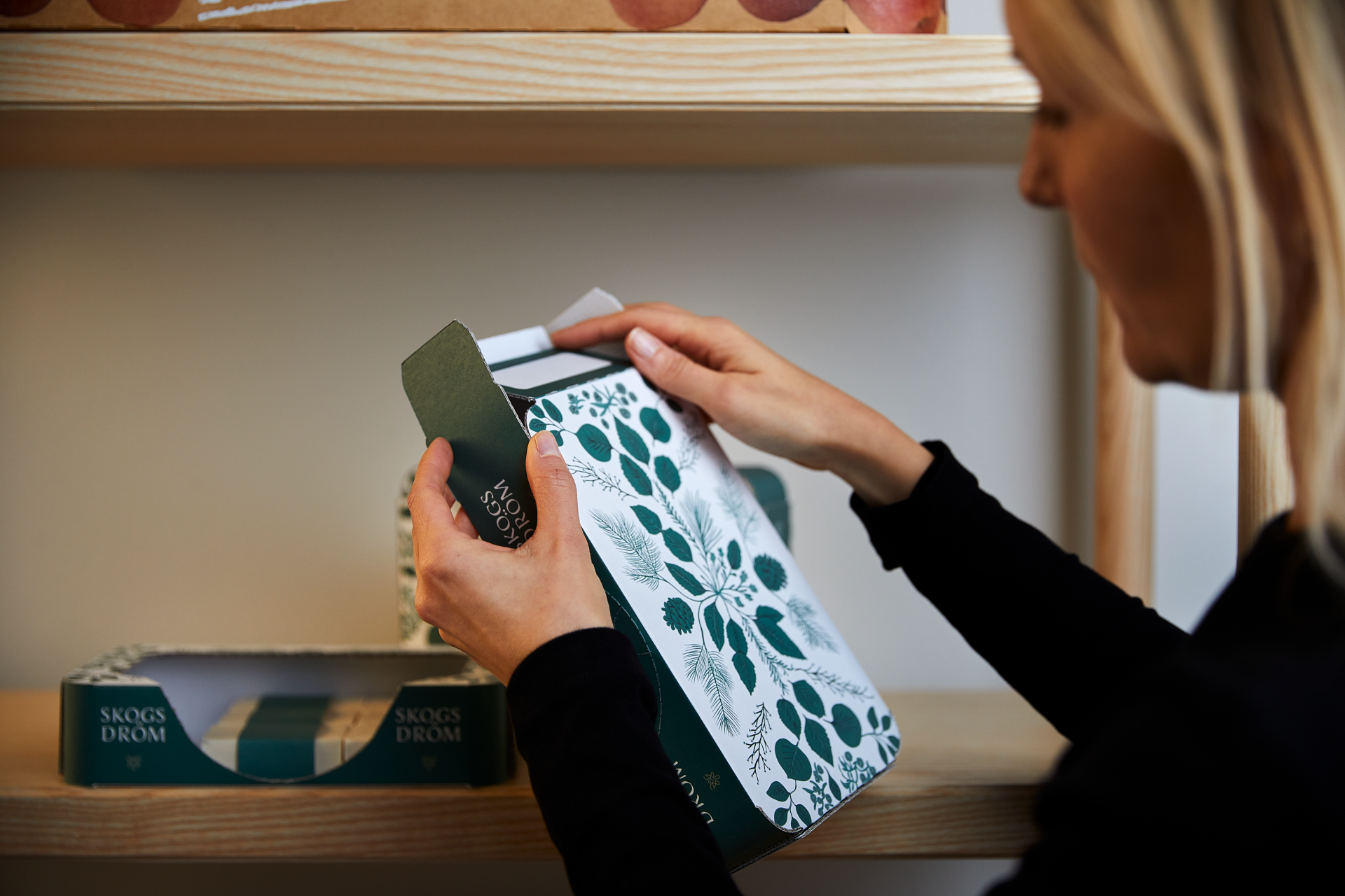 Skulptur i symmetrisk form gjord av brun Kraftliner