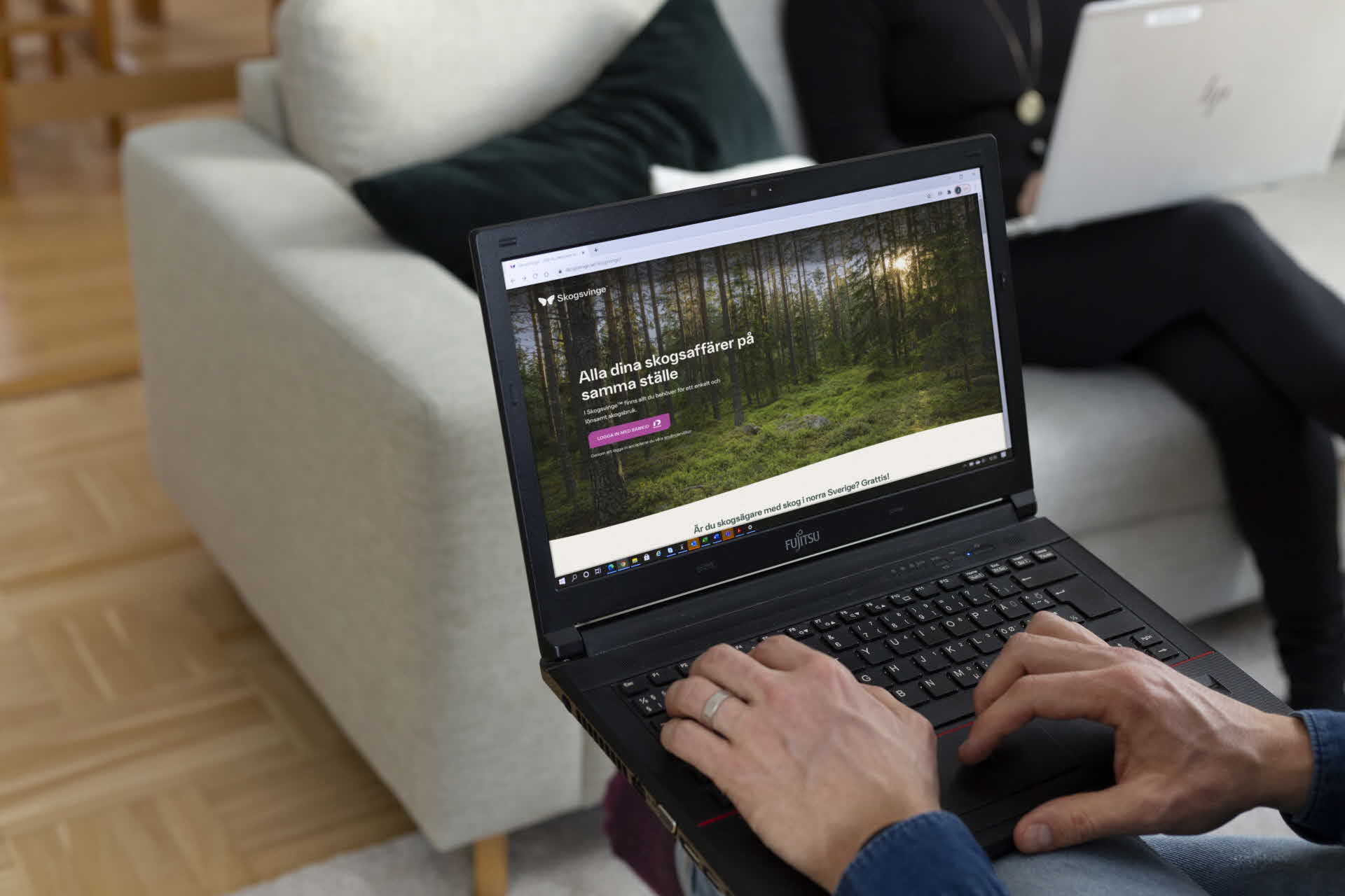 Laptop med startsidan för Skogsvinge