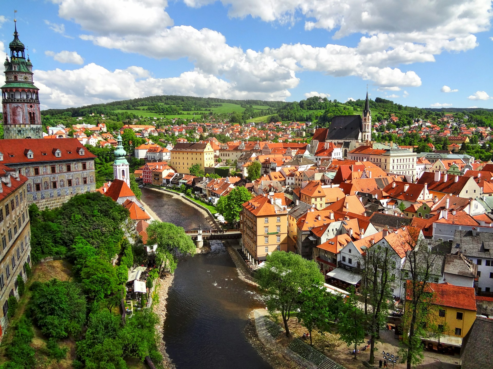 Sommarvy över vattendrag och stadsgator i Prag.