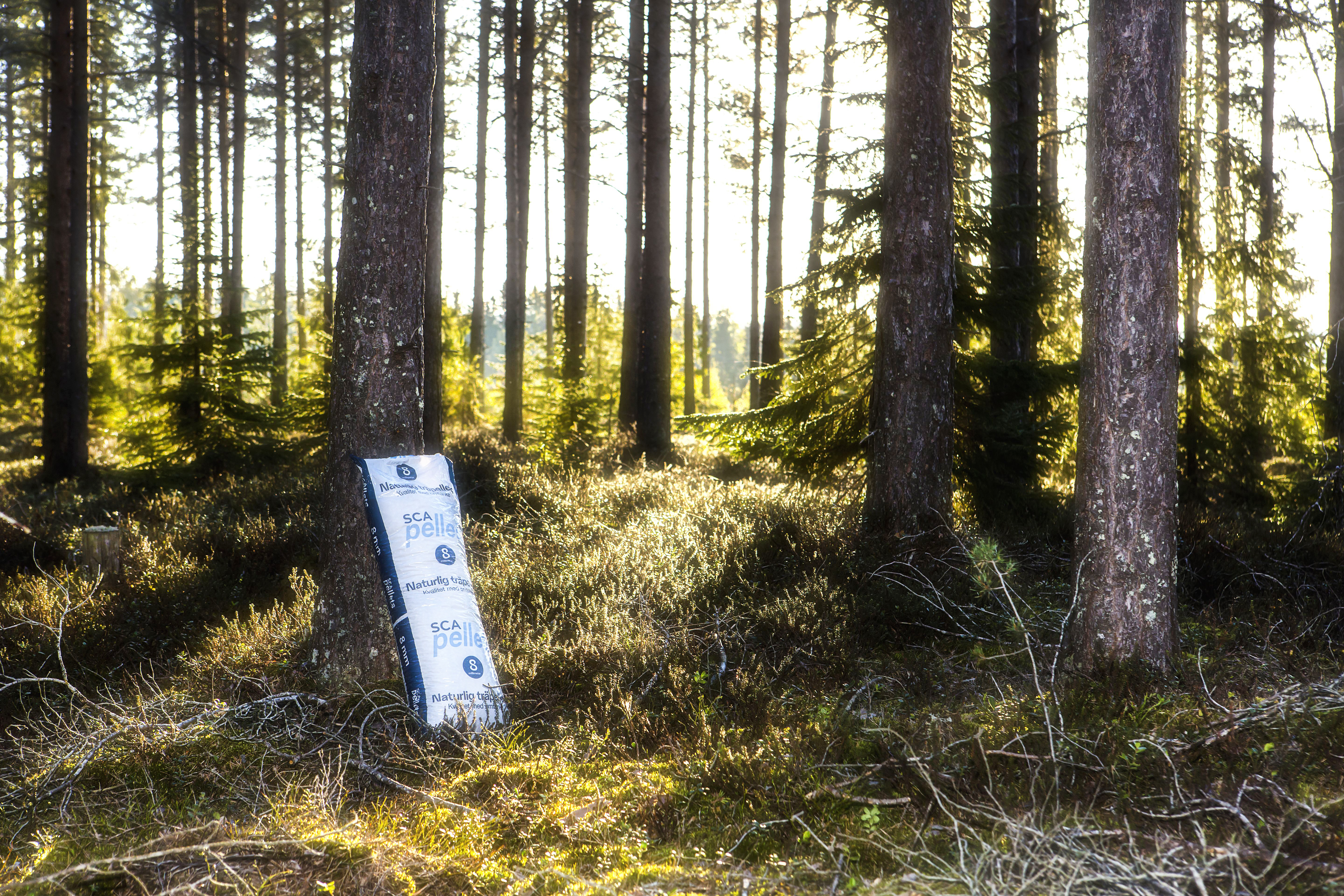 Pelletssäck i skogen