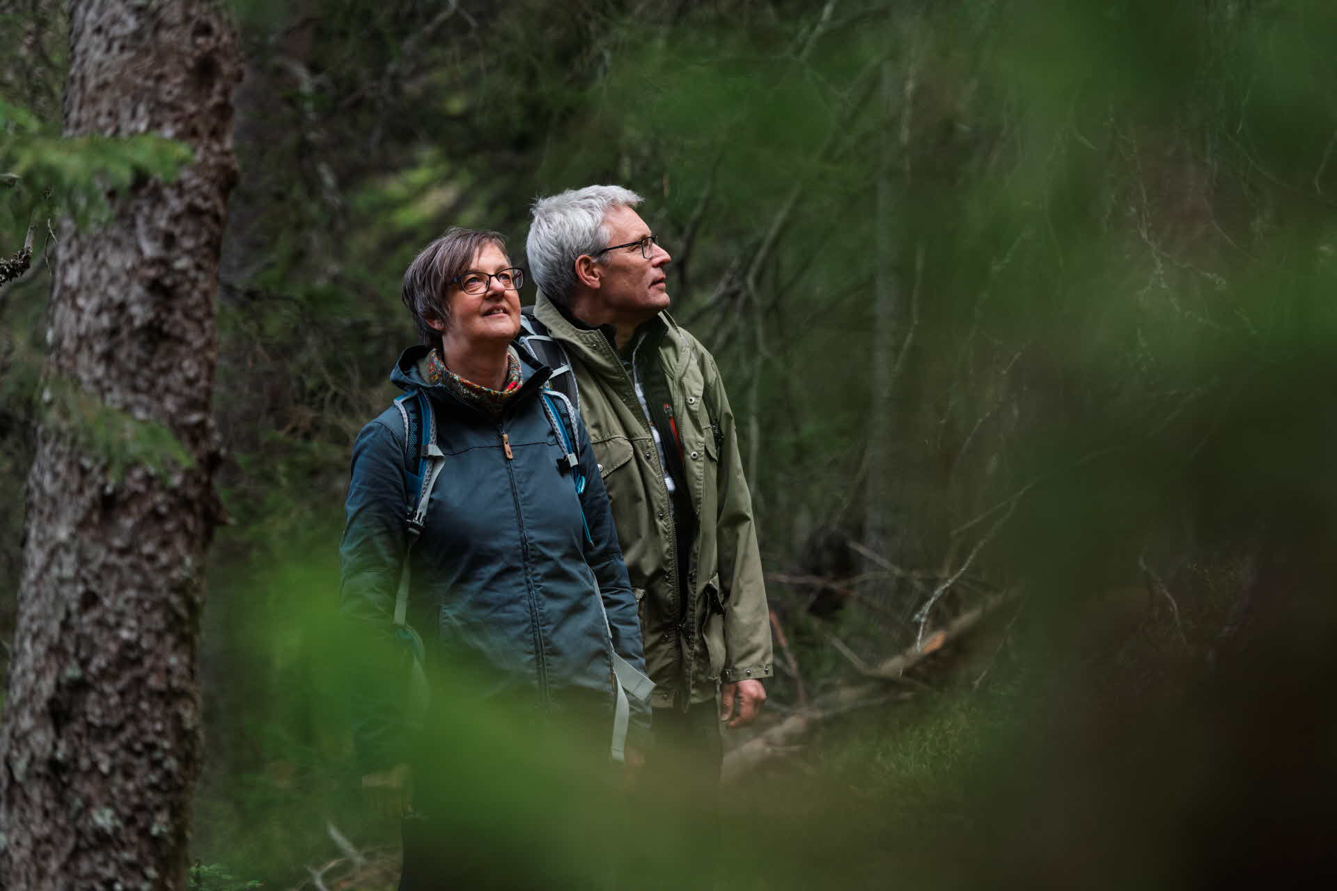 Lena och Nils i skogen