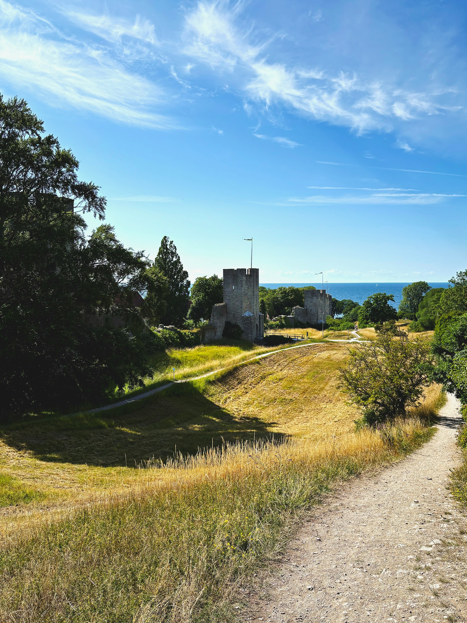 Solig sommarvy över Visbys mur.