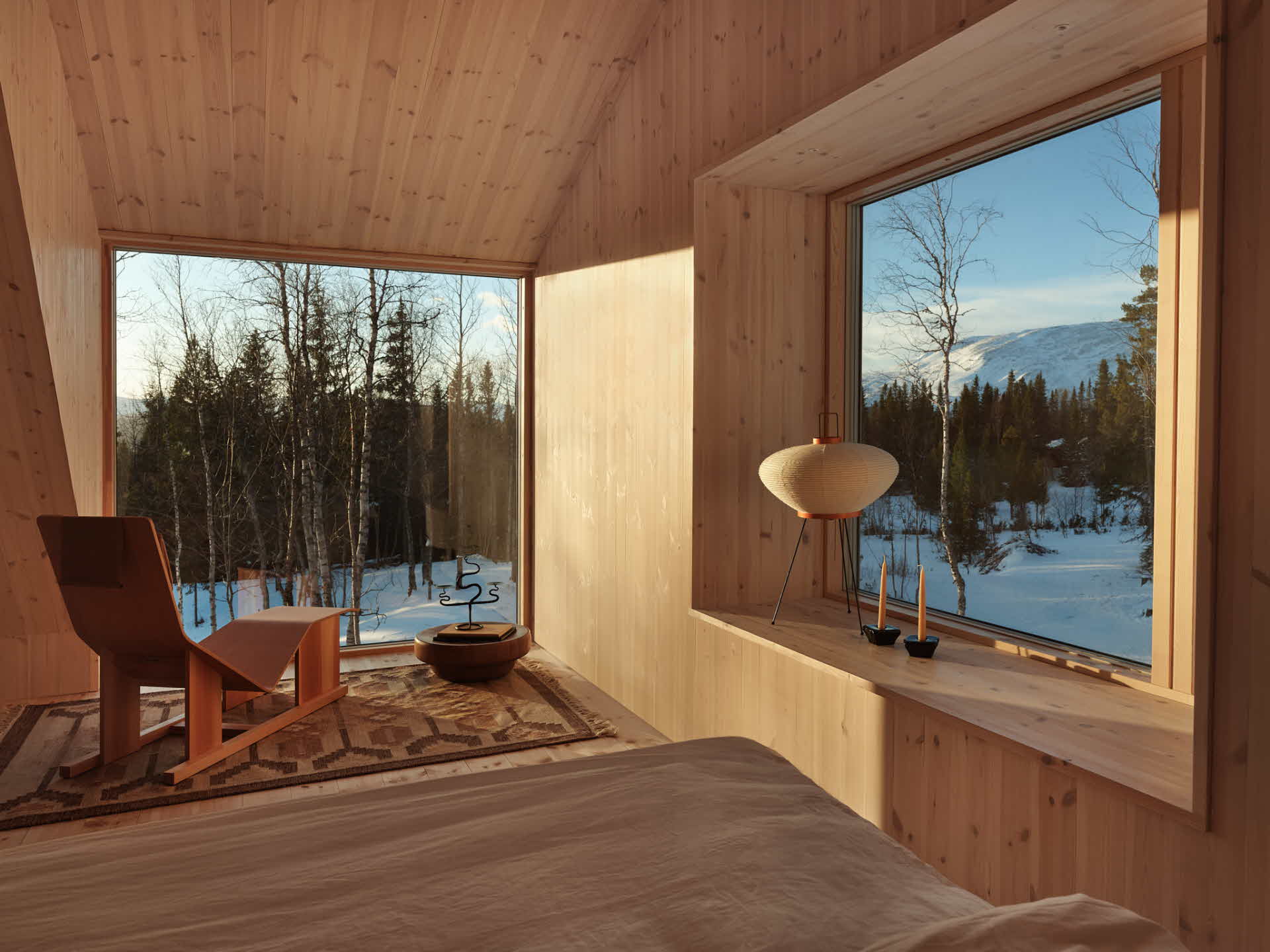 Petra står i sin stue.