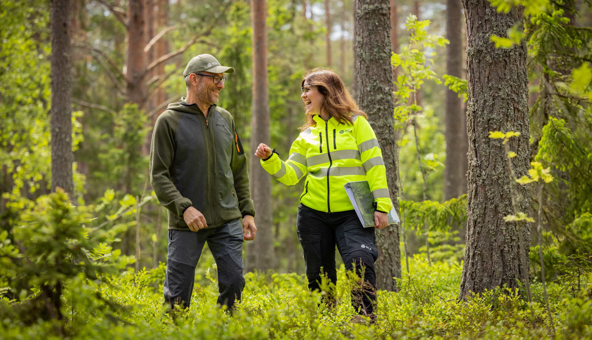 Skogsägare och virkesköpare i skogen