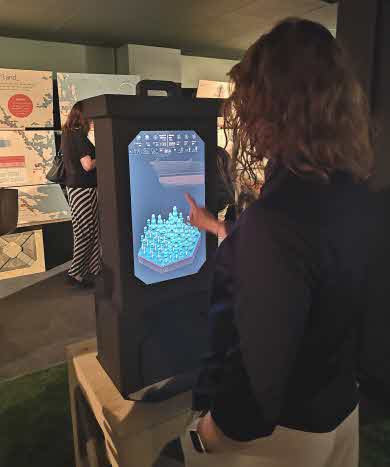 Technicus i Härnösand - tjej svarar på frågor om skogsbruk på en pekskärm.