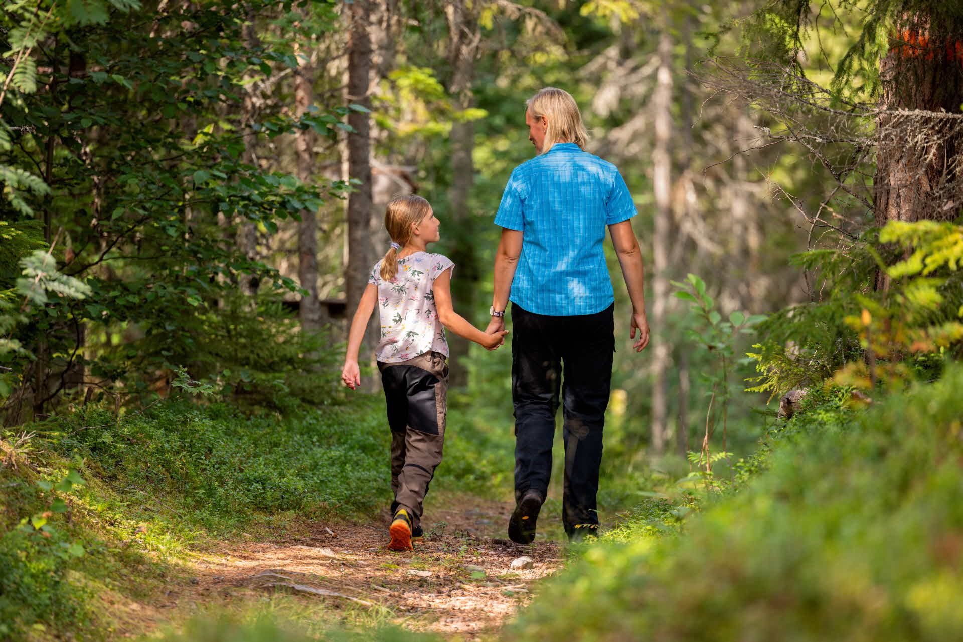 mamma och barn i skogen
