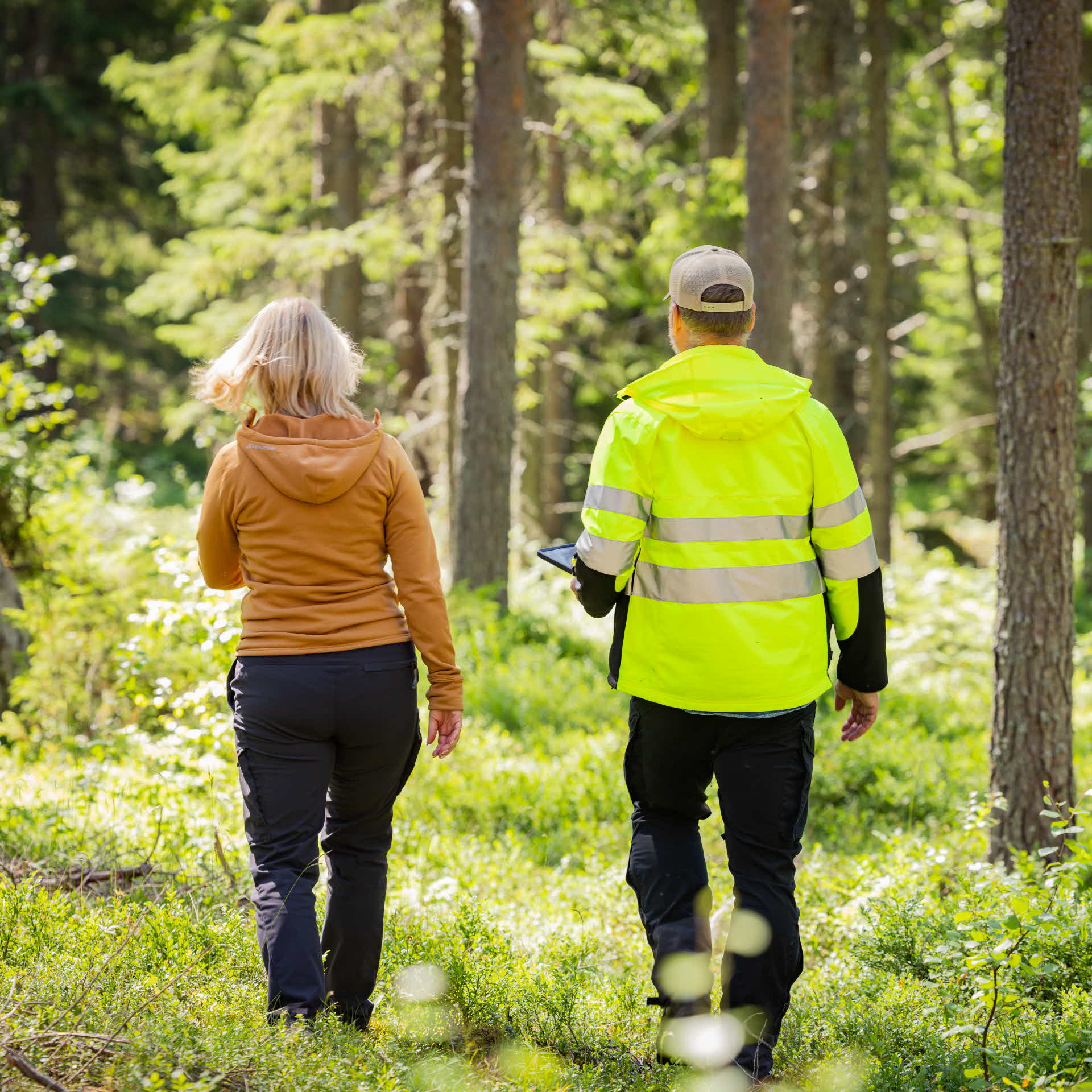 Två personer som samtalar i skogen
