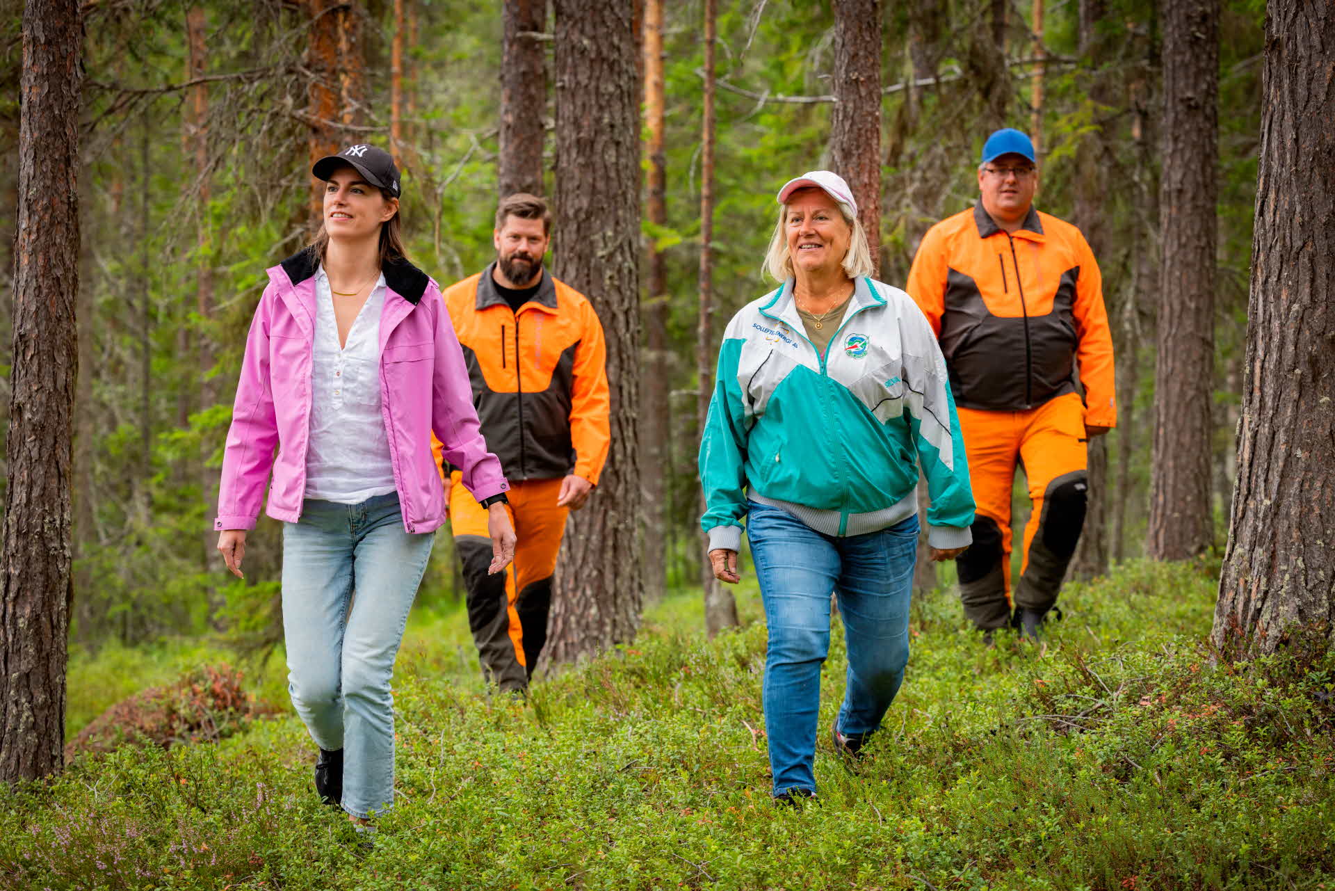 Familj som äger skog  promenerar i skogen tillsammans.