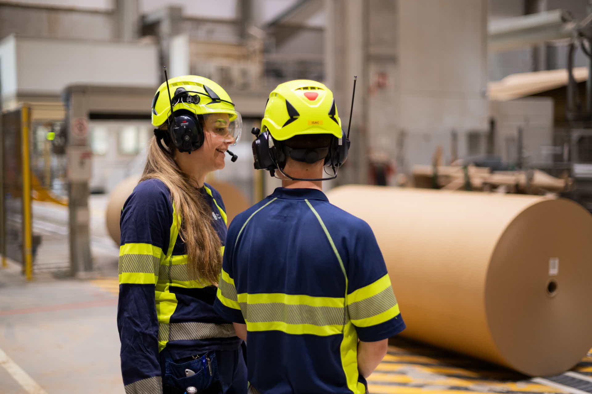 Två medarbetare inom Containerboard.