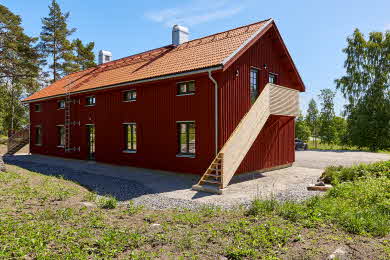 Rättarbyggningen is built in a style like the multi-family houses that once existed in Galtström, when the ironworks was in operation.