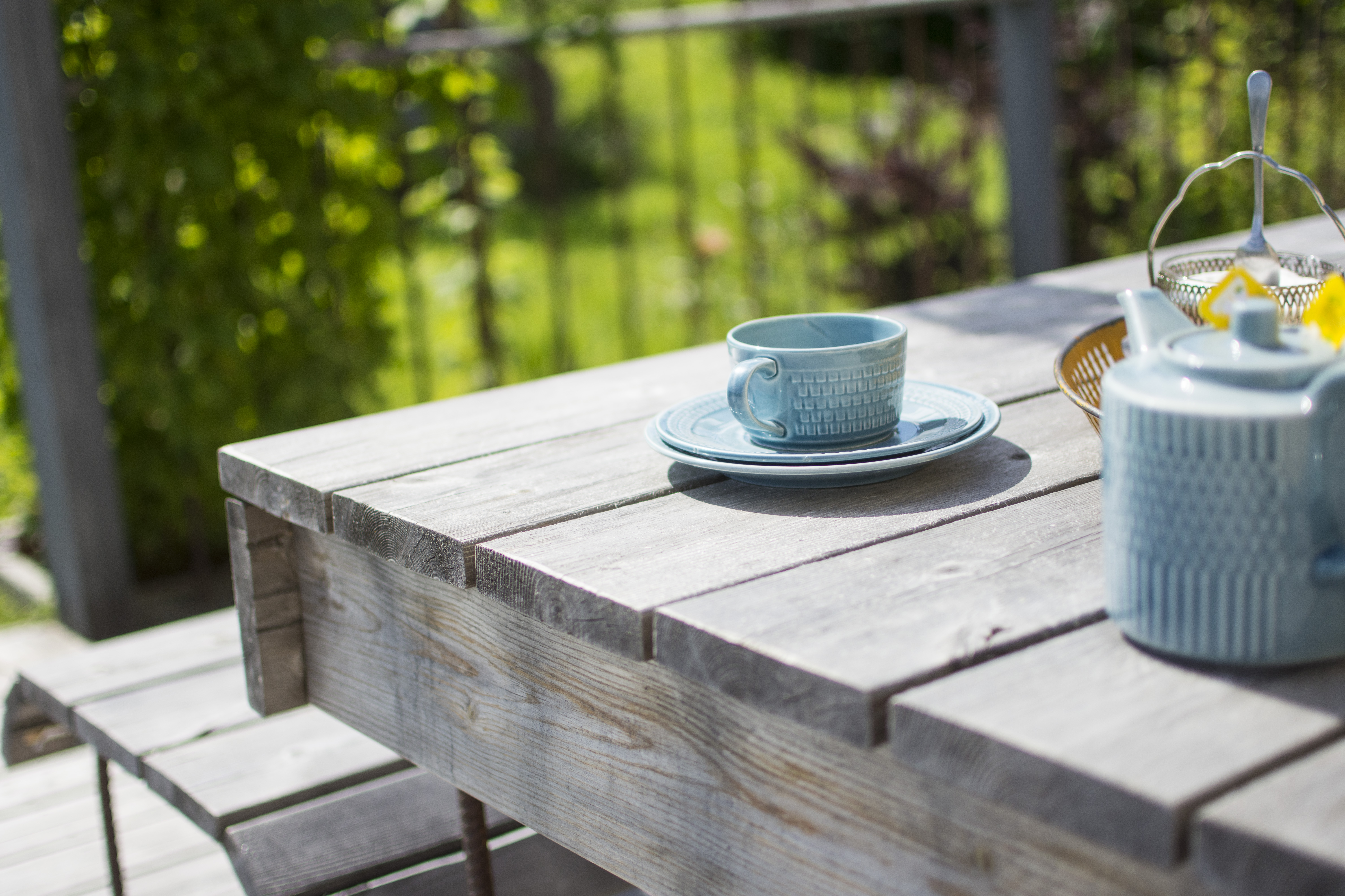 Et bord i malmfuru med en kaffekopp på.