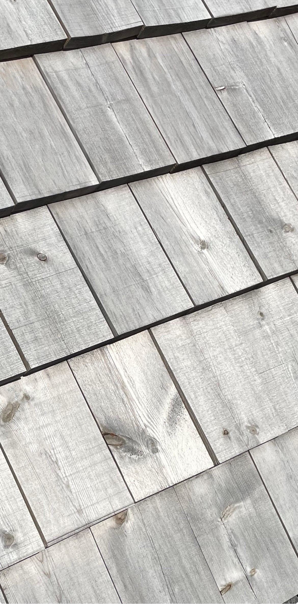 Grånad fasadspån i kärnfuru.