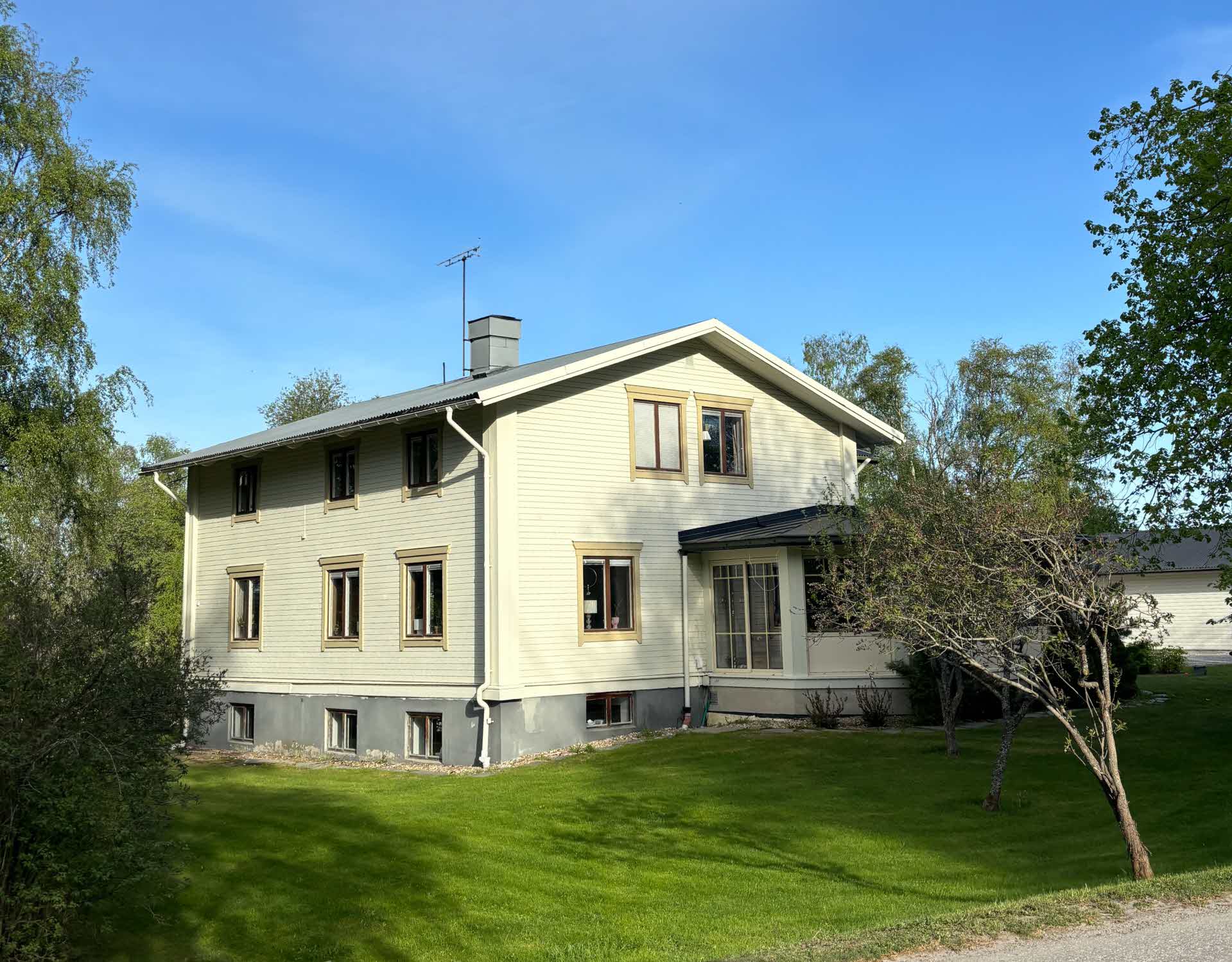 Huset i grönska.