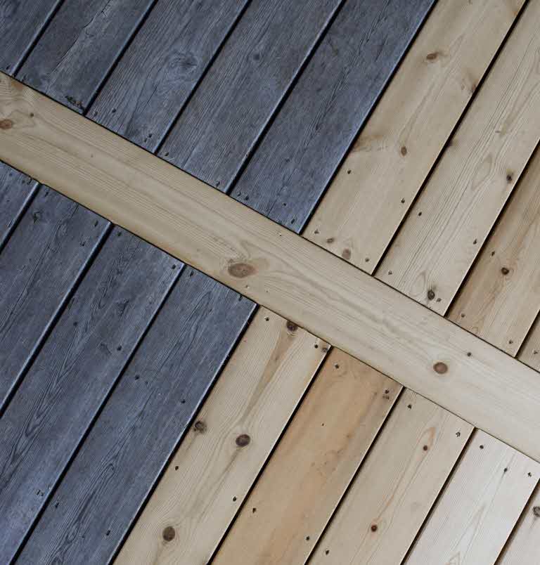 En grånad kärnfurutrall och en ljust träfärgad kärnfurutrall bredvid varandra.