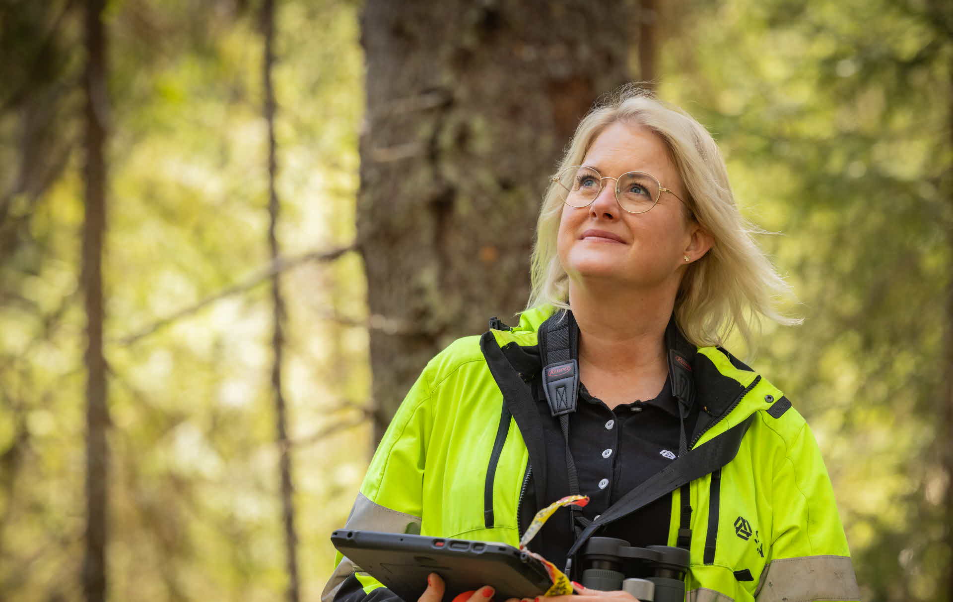 Kristina Eriksson blickar ut över skogen