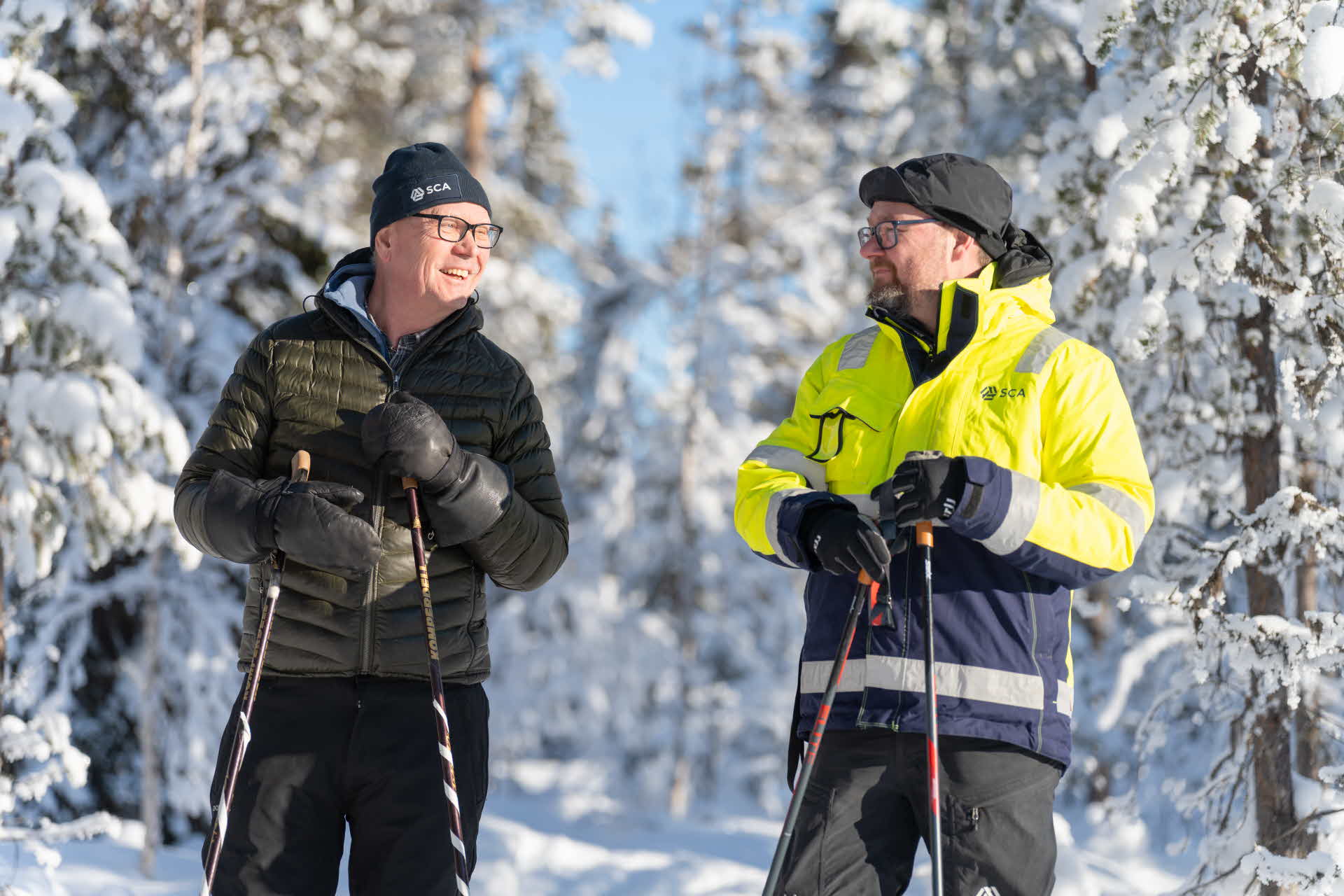 Skogsägare och virkesköpare i vinterskog