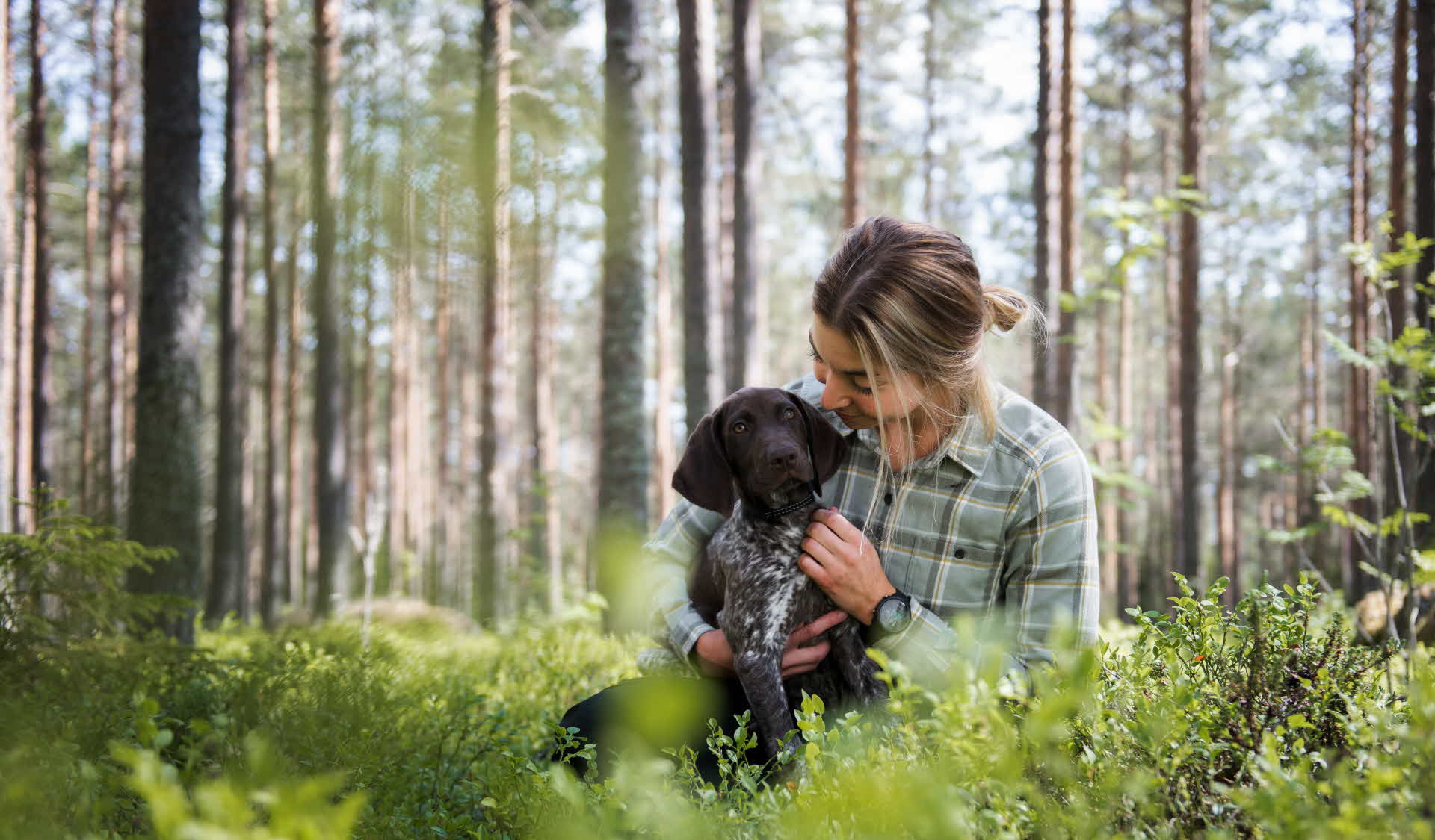 tjej med hund i skogen