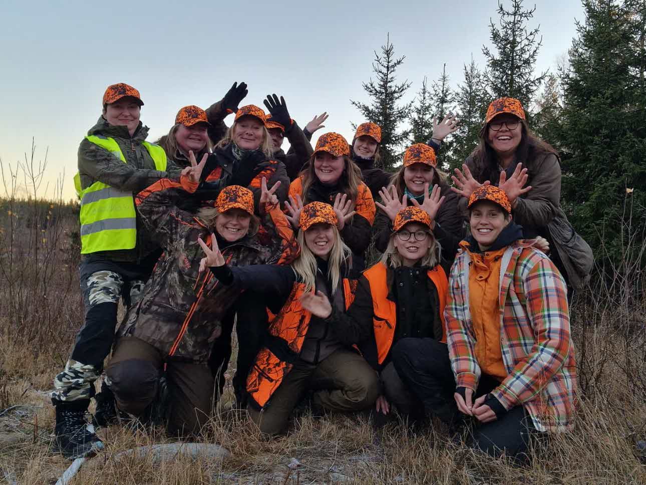 Gruppbild älgjakt för tjejer på SCA-mark