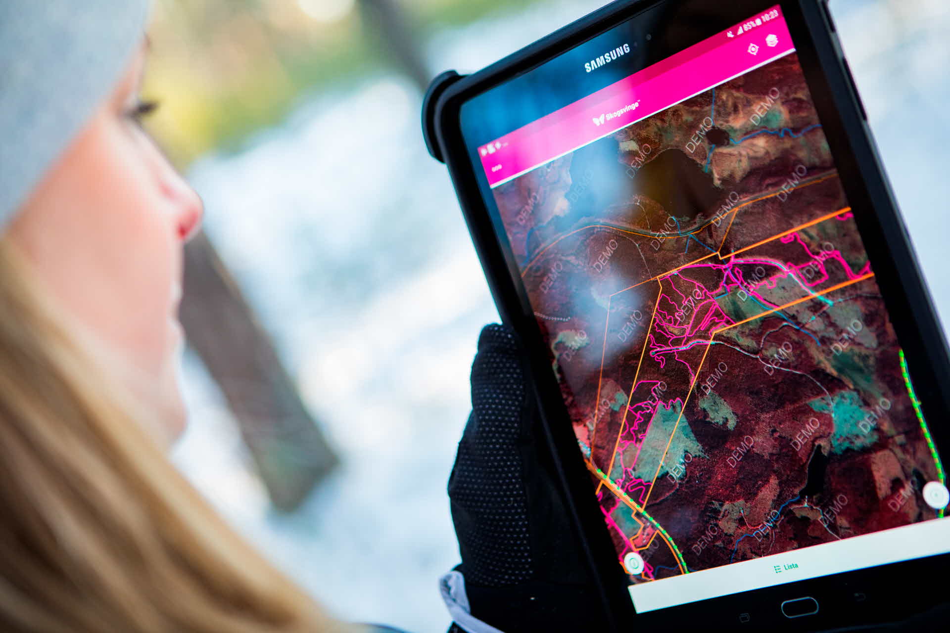 Kvinna som tittar på en kartvy på surfplattan
