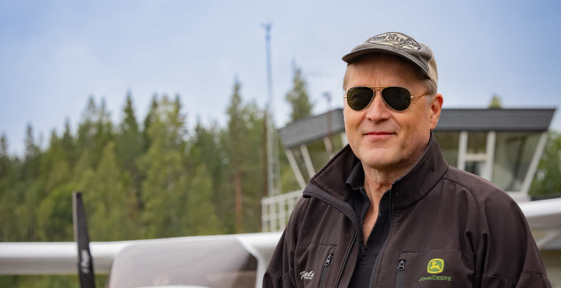 Thomas Nordgren står framför sitt flygplan