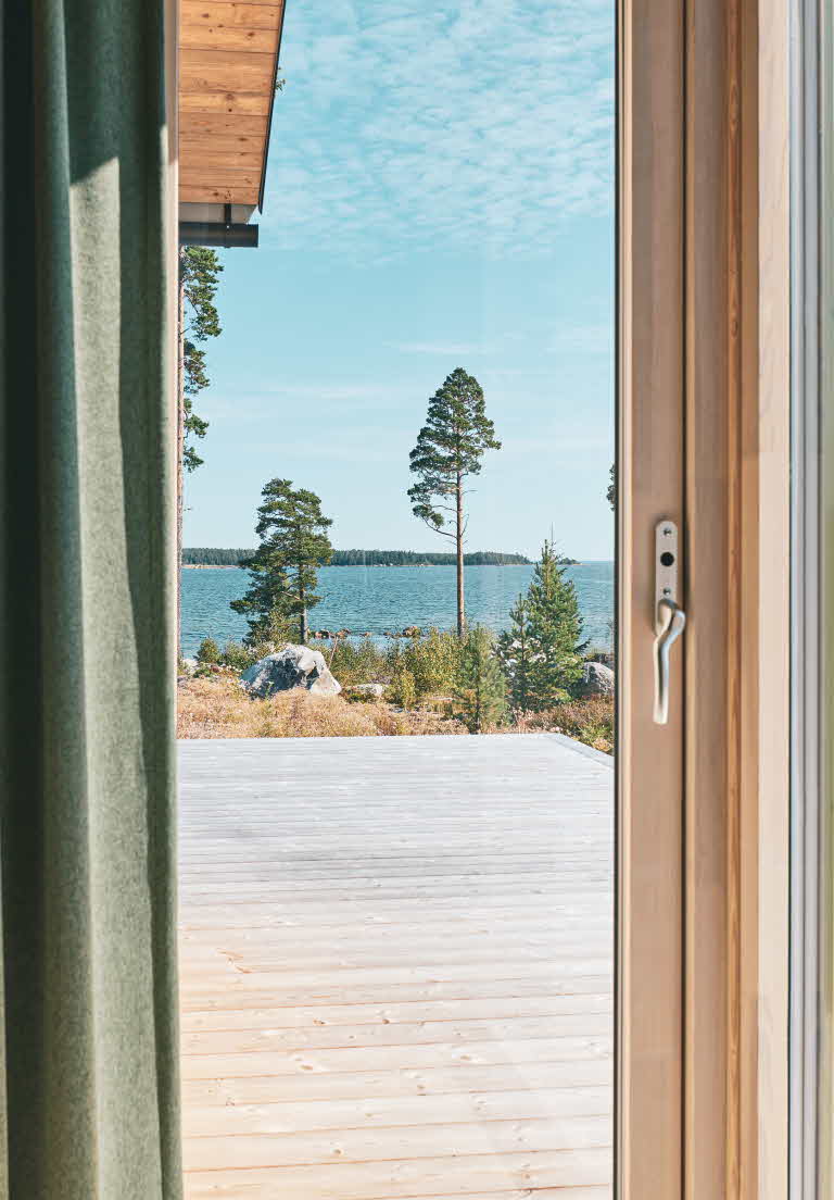 Från huvudkudden i sängen syns en stor trall och i bakgrunden havet.
