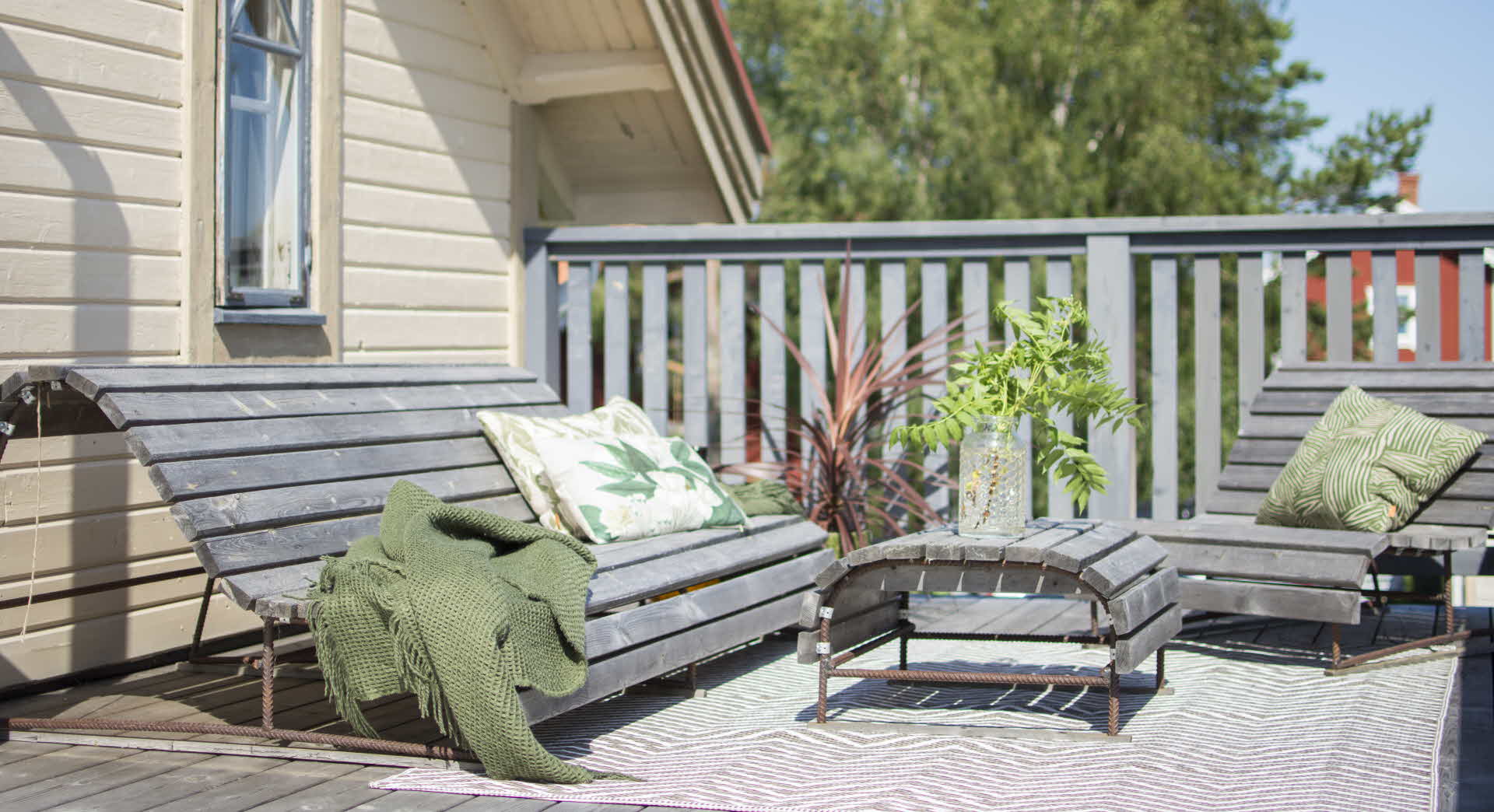 Et grått bord, en grå lenestol og en grå sofa – alle bygget i kjernefuru som har fått en sølvgrå patina.