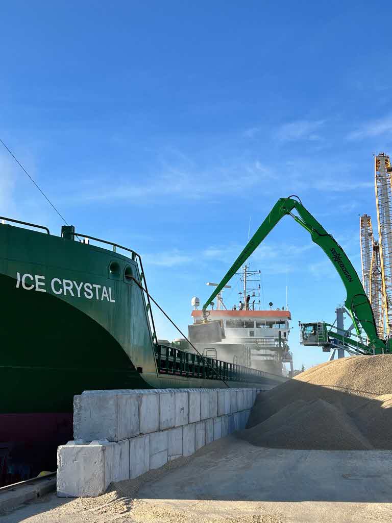 Lastning av pellets på båten Ice Crystal