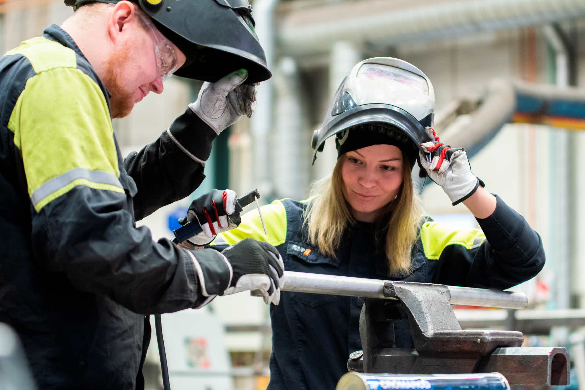 Två medarbetare i operativt arbete i vår industri.