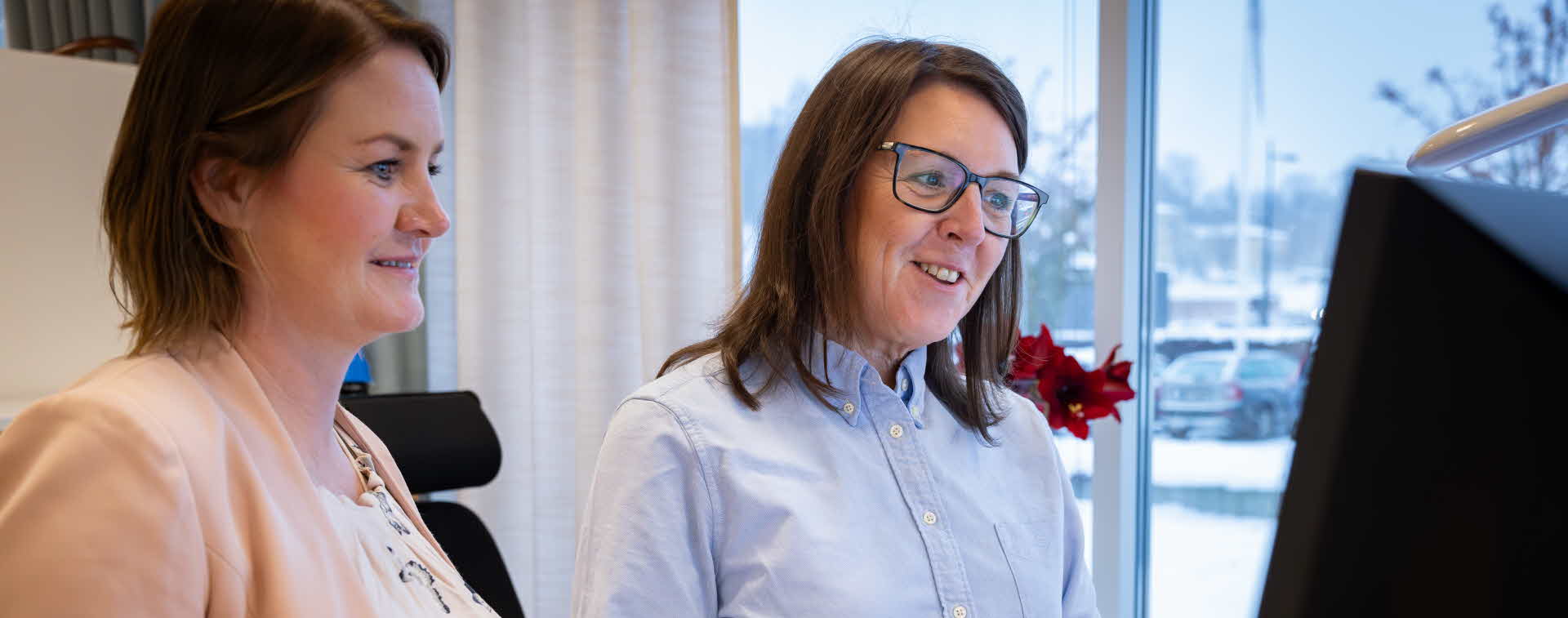 Bilden visar två kvinnor som samtalar